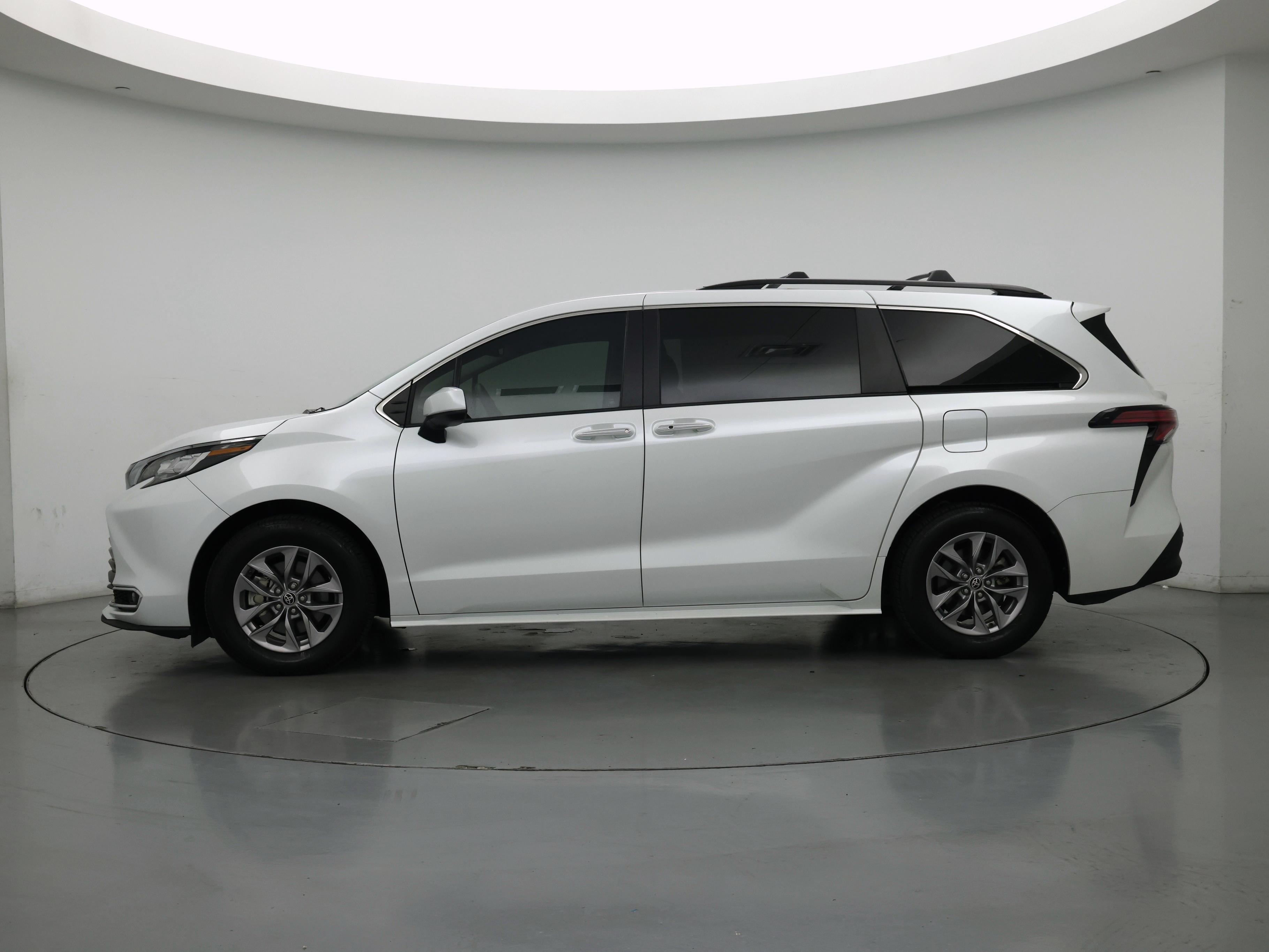 Thumbnail: 2022 Toyota Sienna - 3