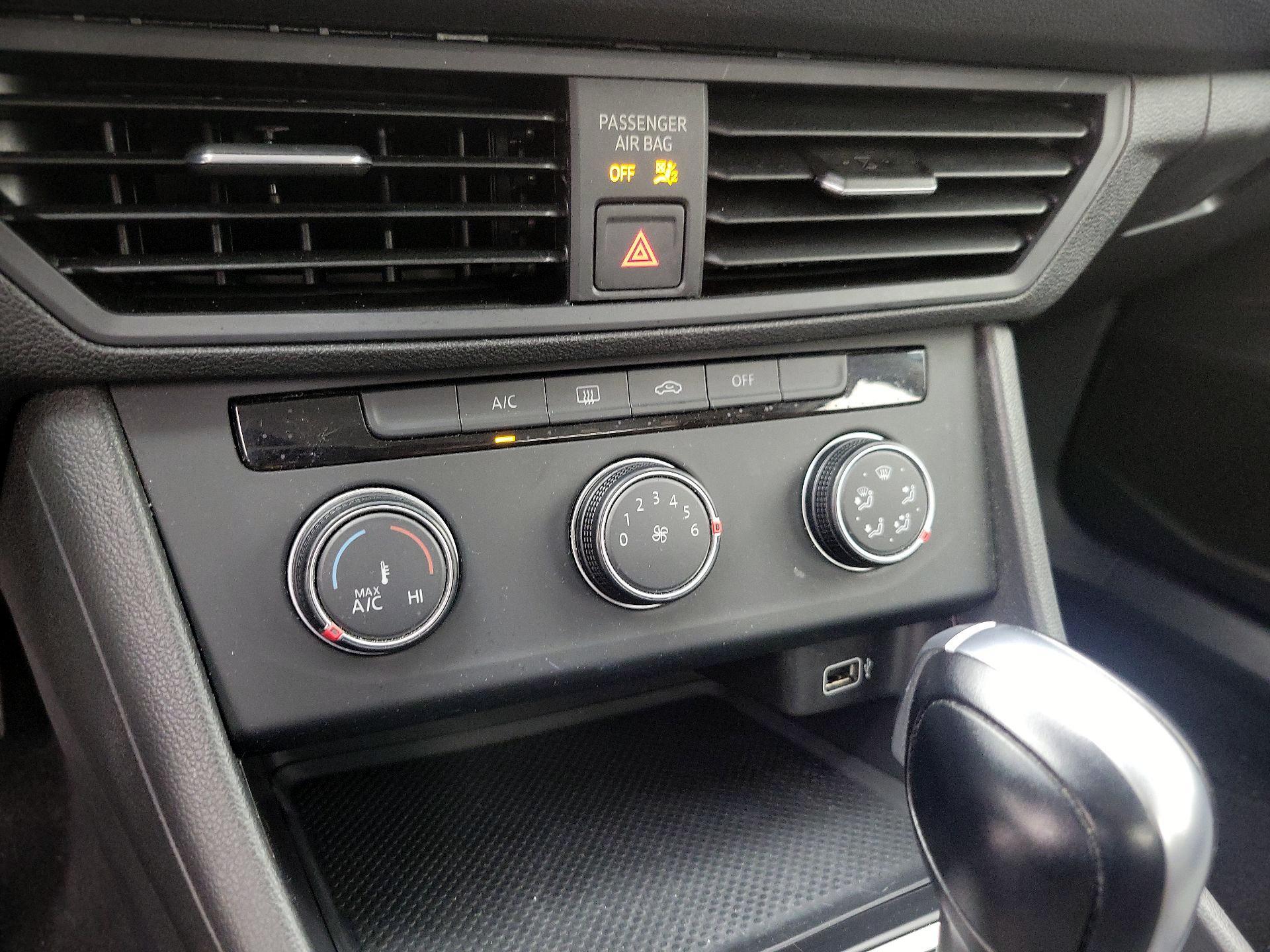 Thumbnail: 2019 Volkswagen Jetta - 16