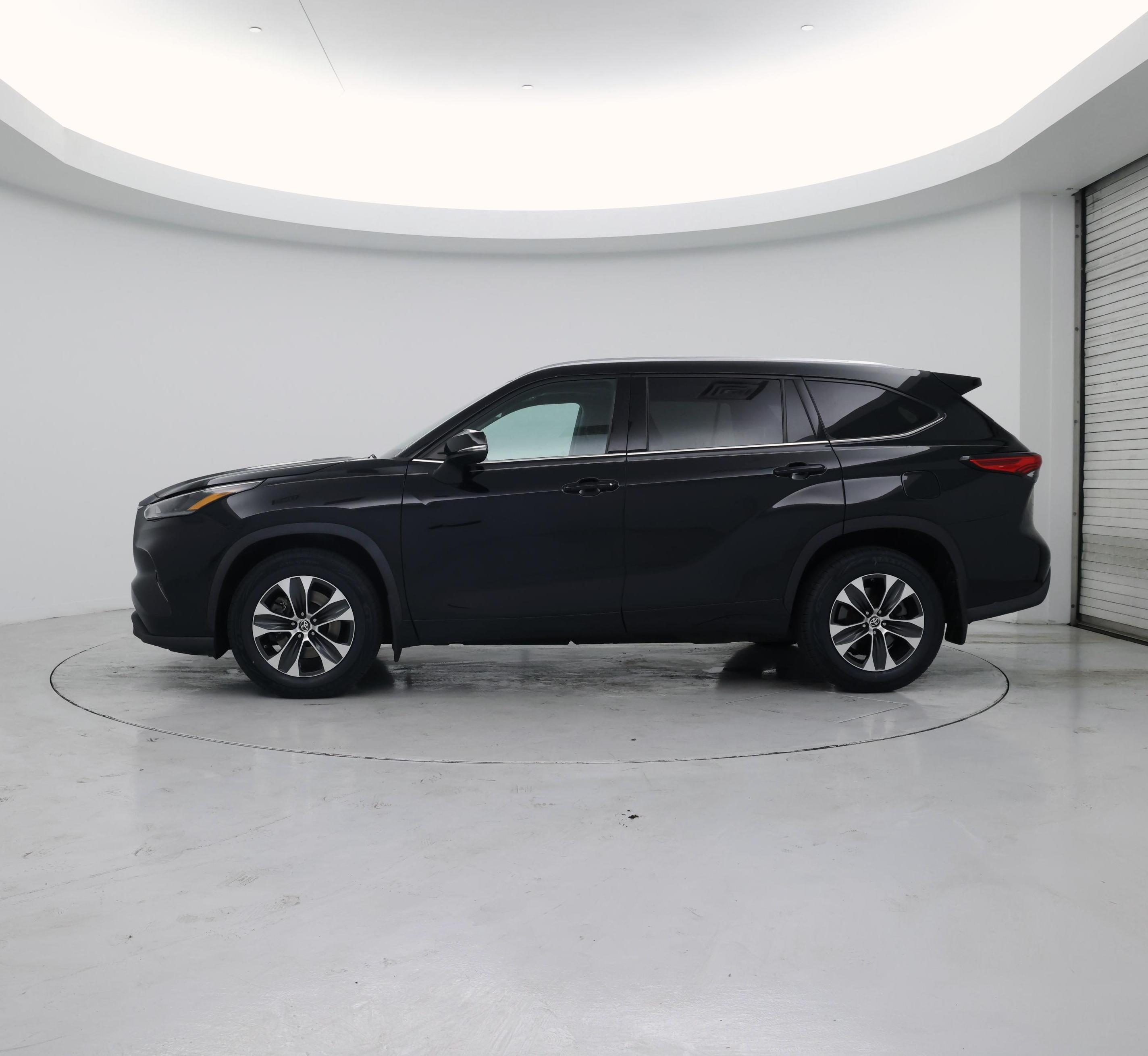 Thumbnail: 2021 Toyota Highlander - 3