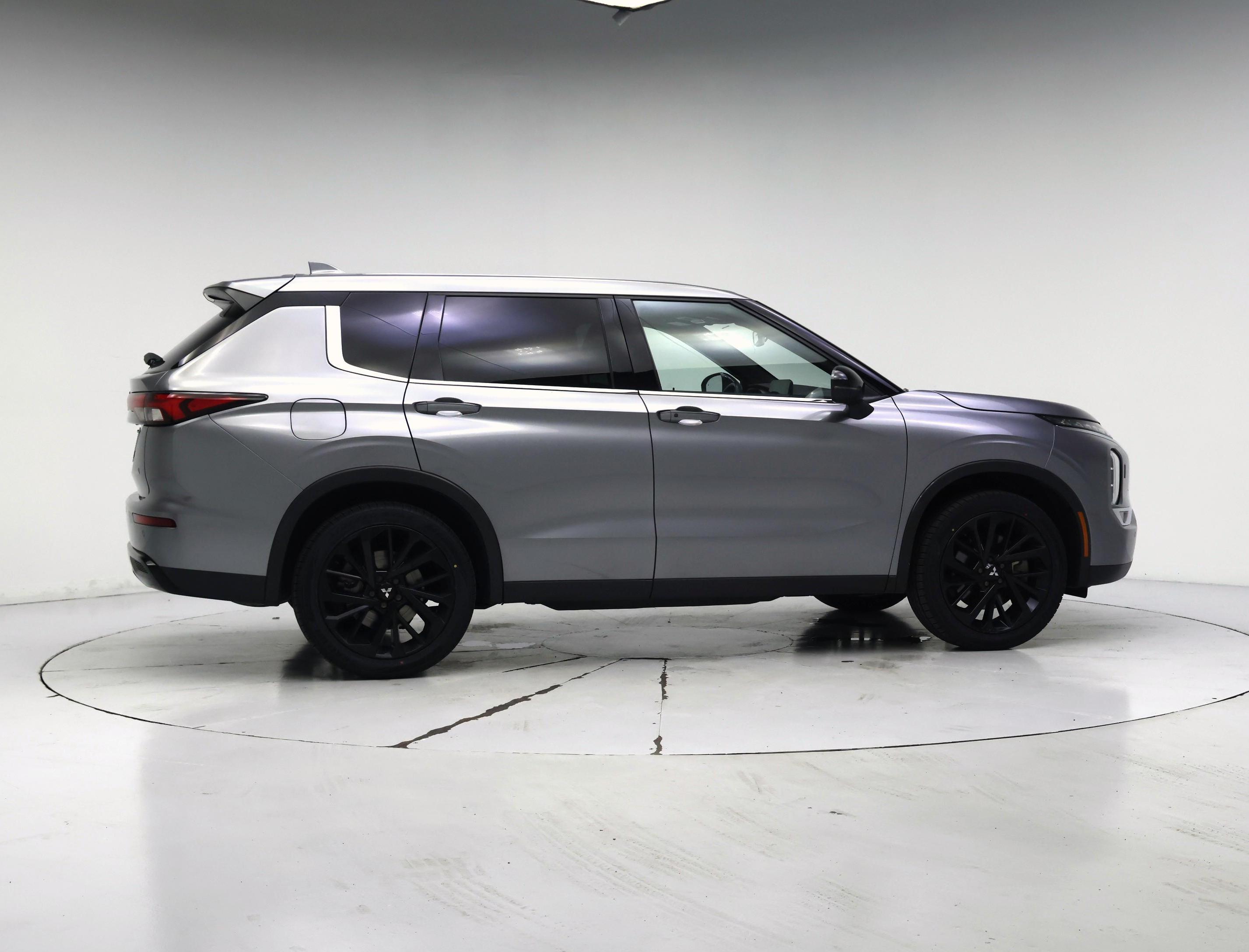 Thumbnail: 2023 Mitsubishi Outlander - 7