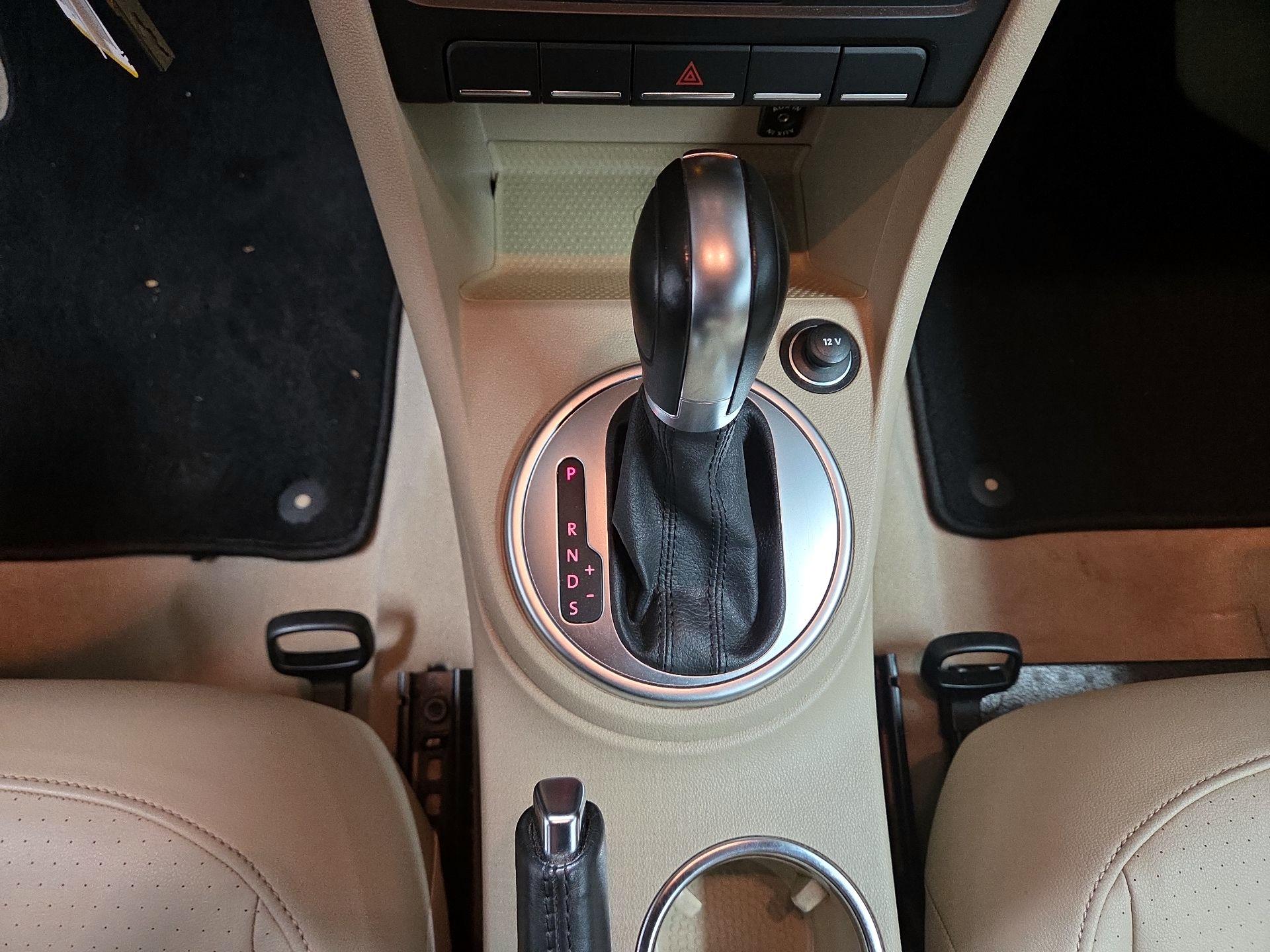 Thumbnail: 2015 Volkswagen Beetle - 13