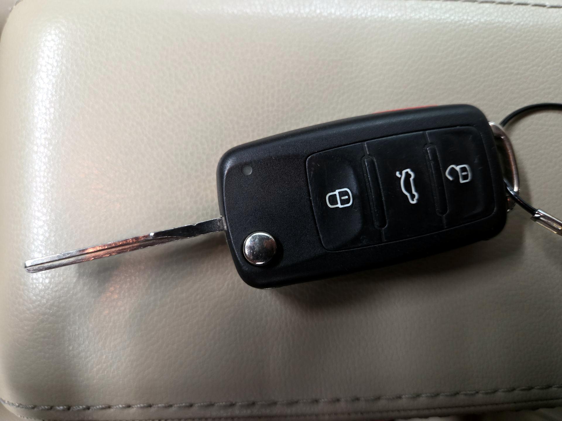 Thumbnail: 2015 Volkswagen Beetle - 16