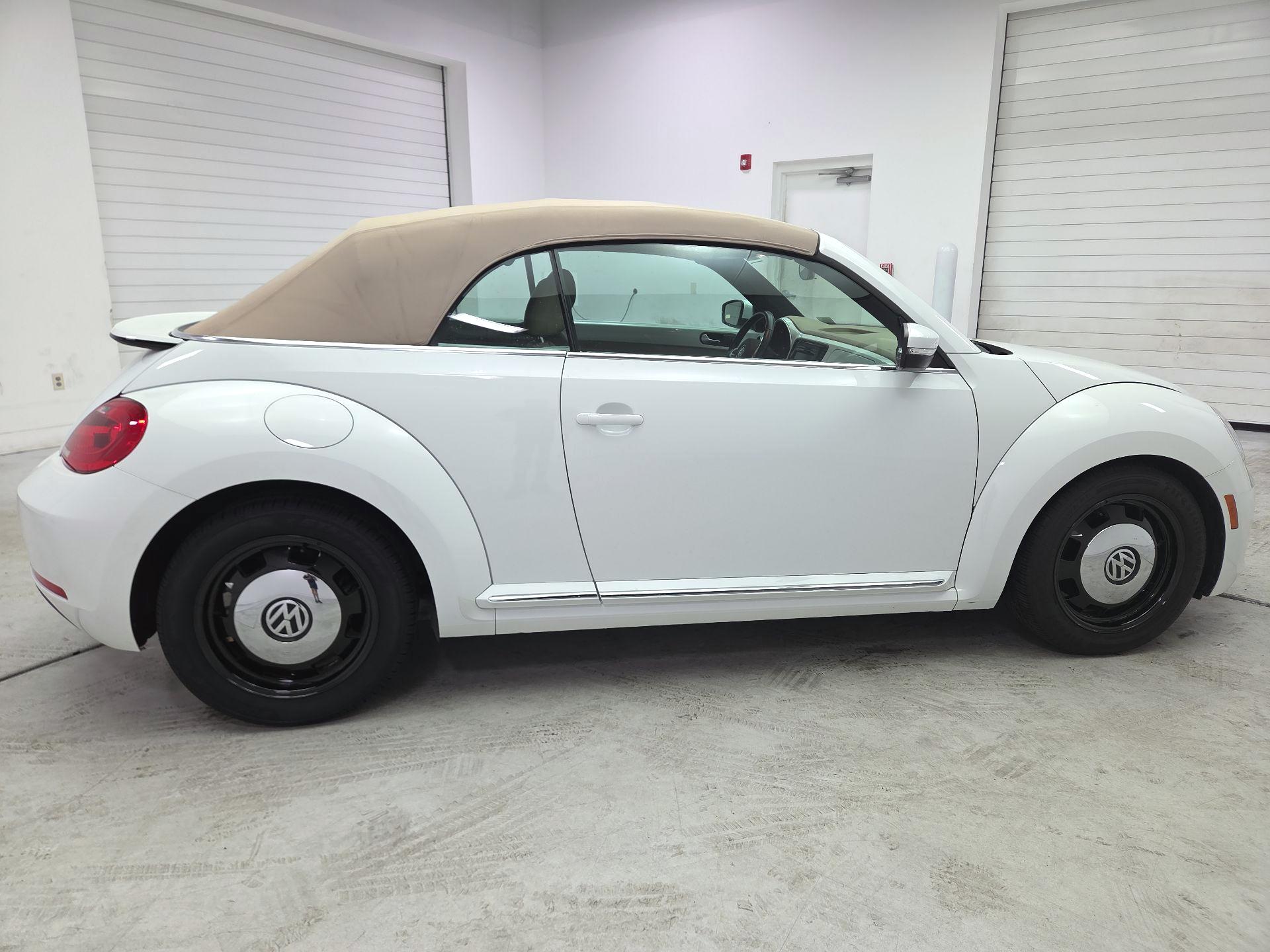 Thumbnail: 2015 Volkswagen Beetle - 4