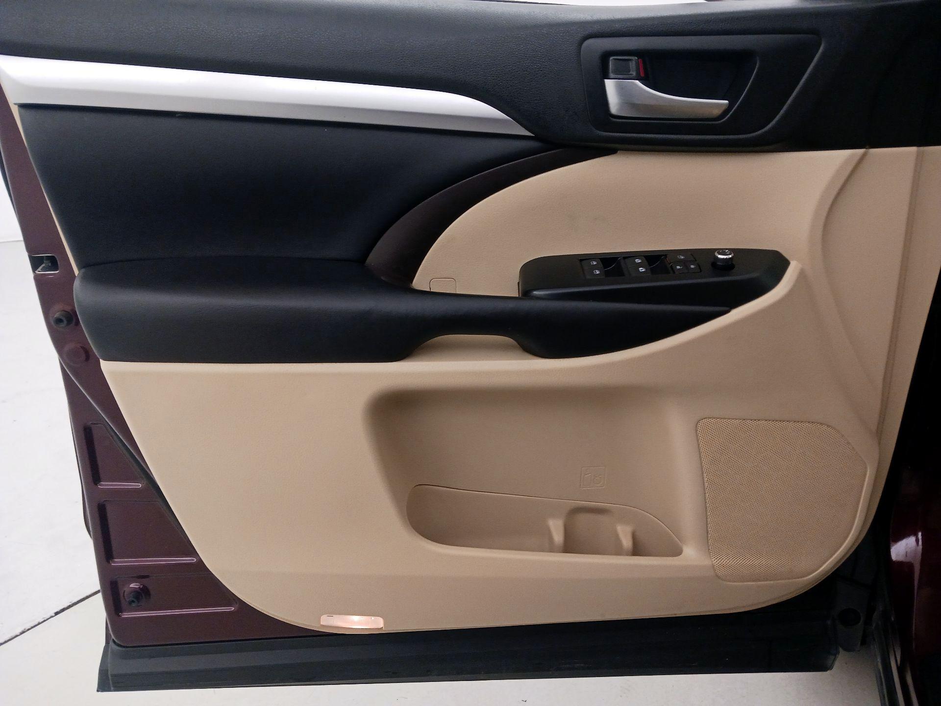 Thumbnail: 2019 Toyota Highlander - 12