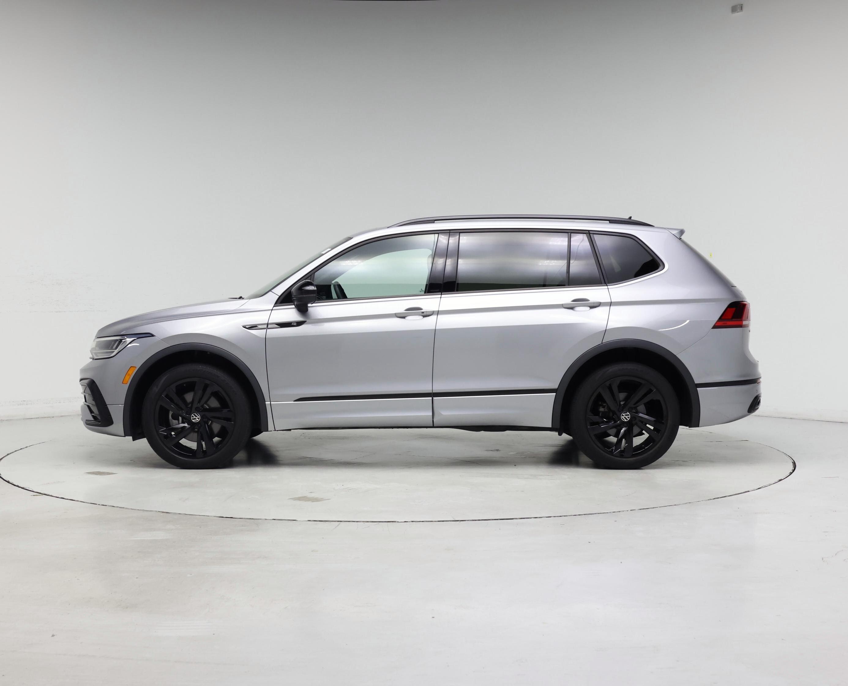 Thumbnail: 2023 Volkswagen Tiguan - 3
