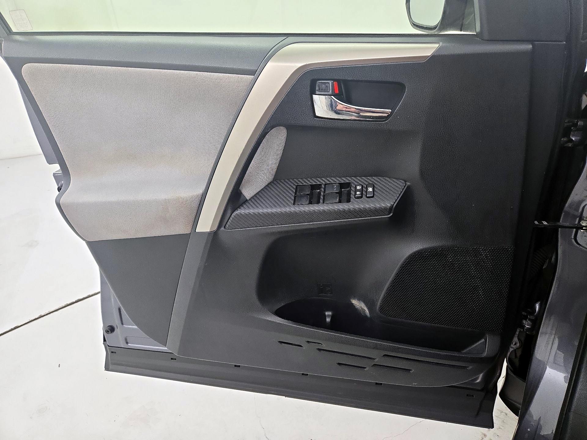 Thumbnail: 2015 Toyota RAV4 - 12