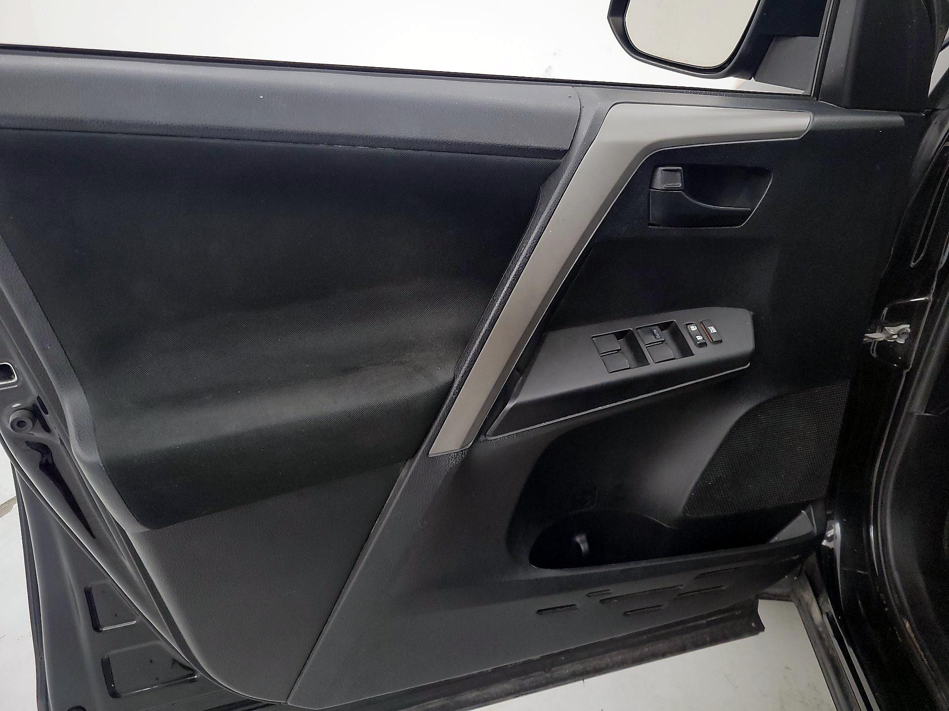 Thumbnail: 2018 Toyota RAV4 - 12
