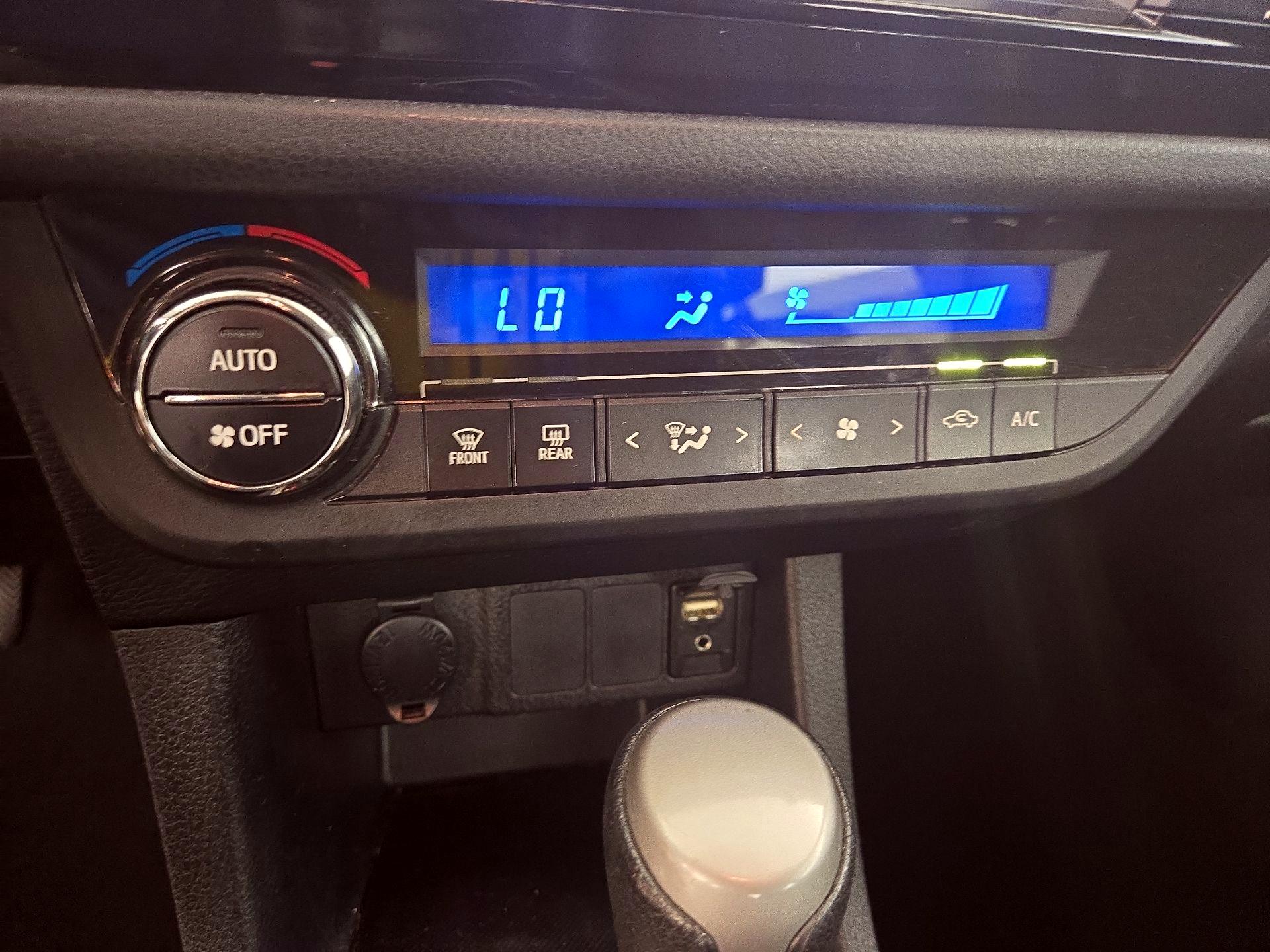 Thumbnail: 2014 Toyota Corolla - 16