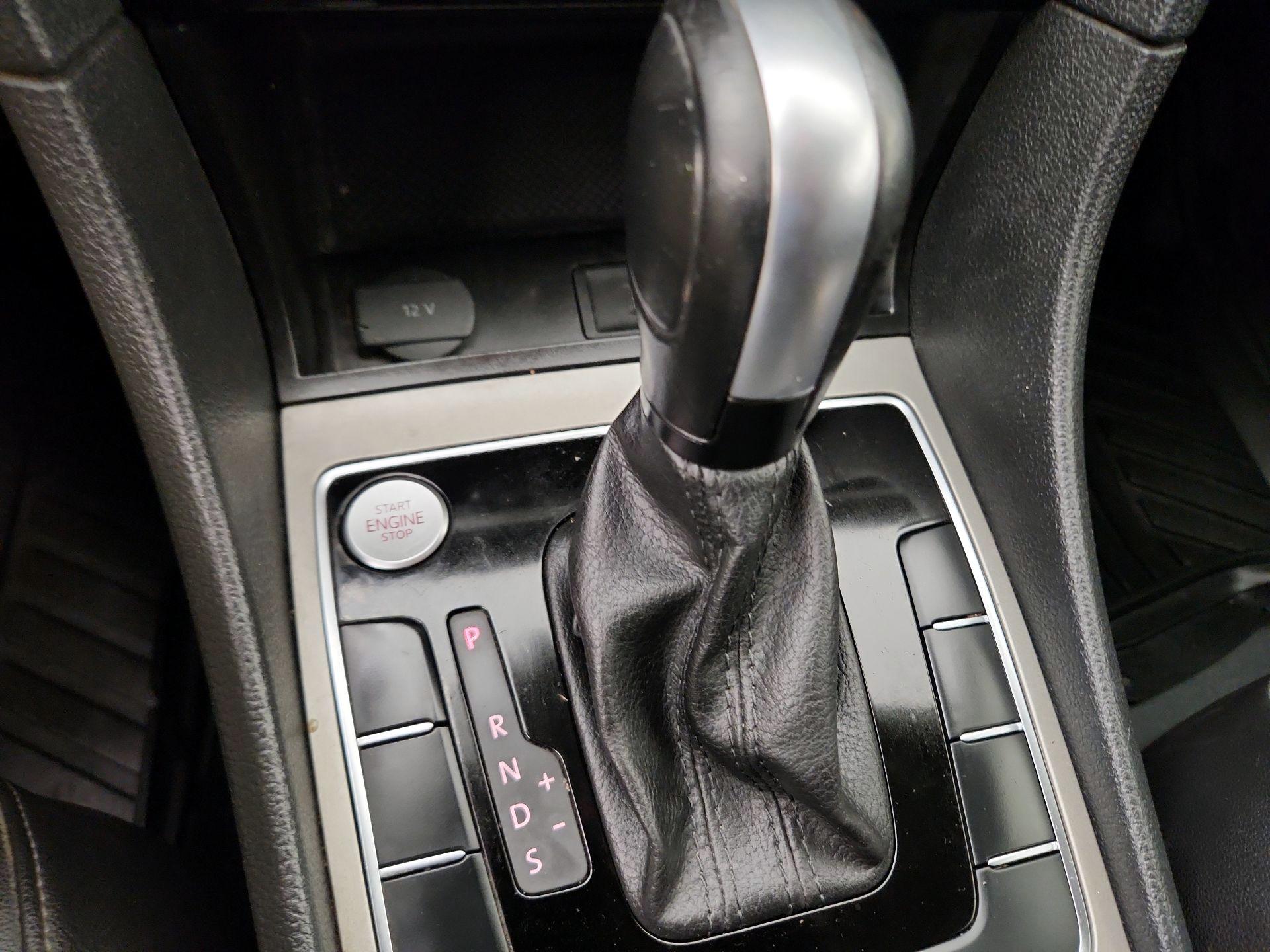 Thumbnail: 2022 Volkswagen Passat - 17