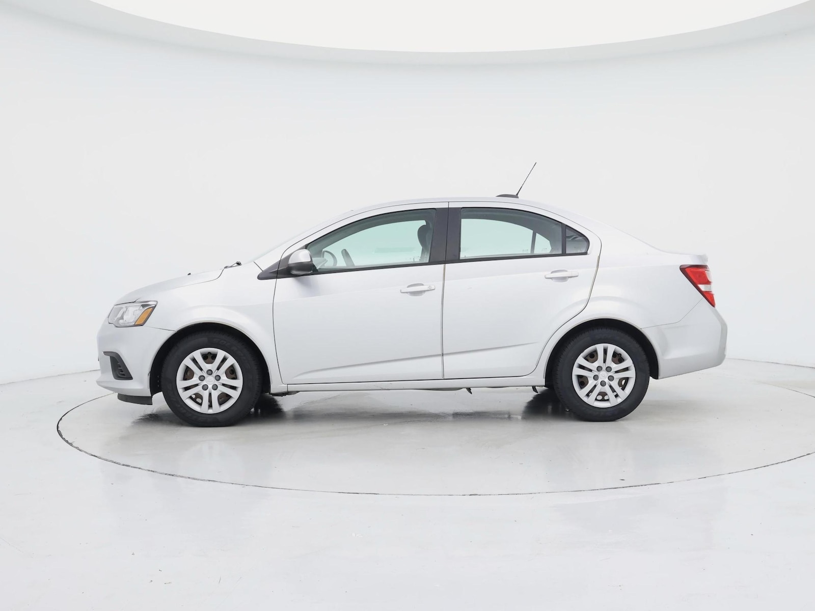 2018 Chevrolet Sonic LS - Photo 4