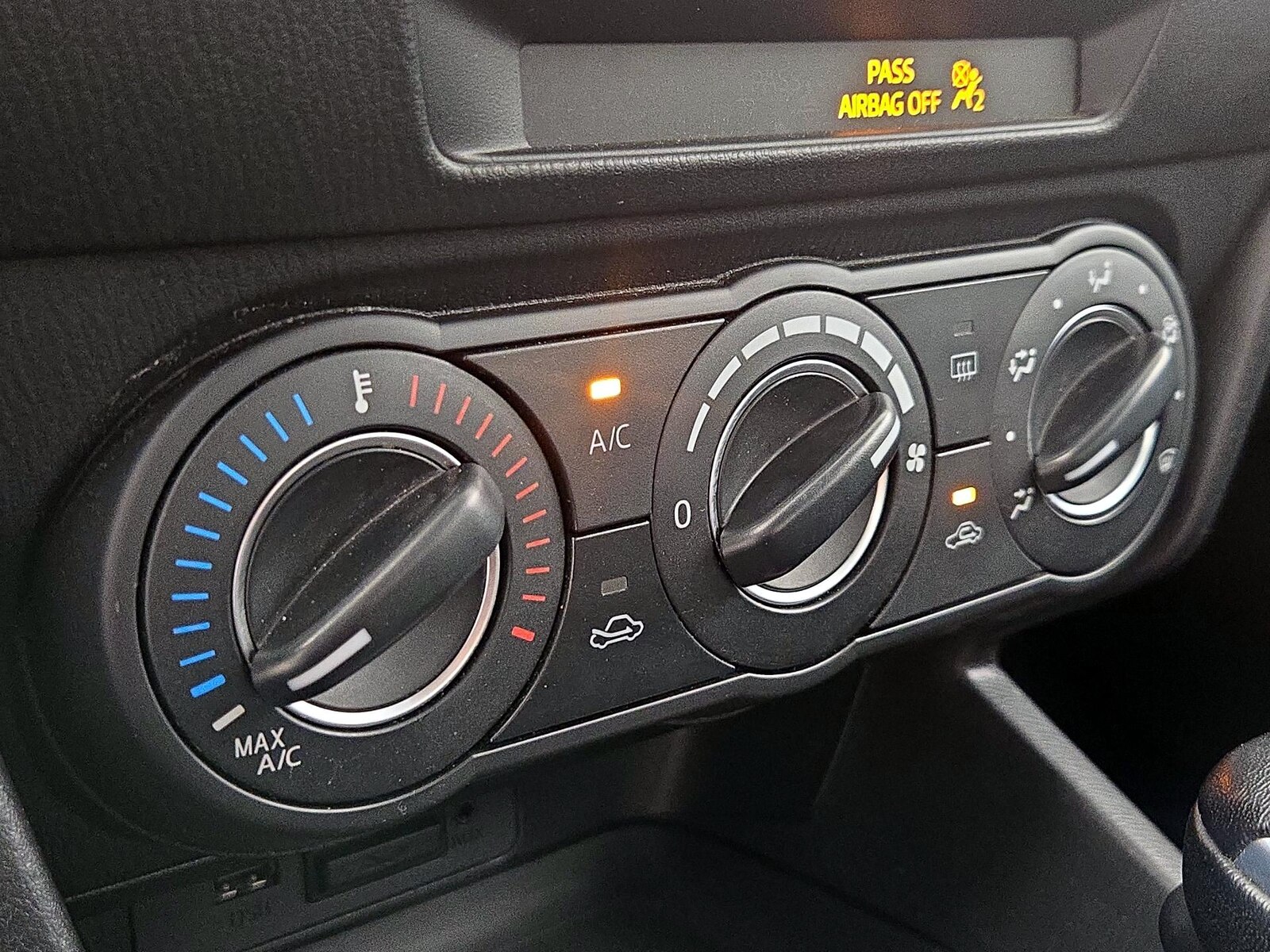 2016 Mazda MAZDA3 i Touring - Photo 17