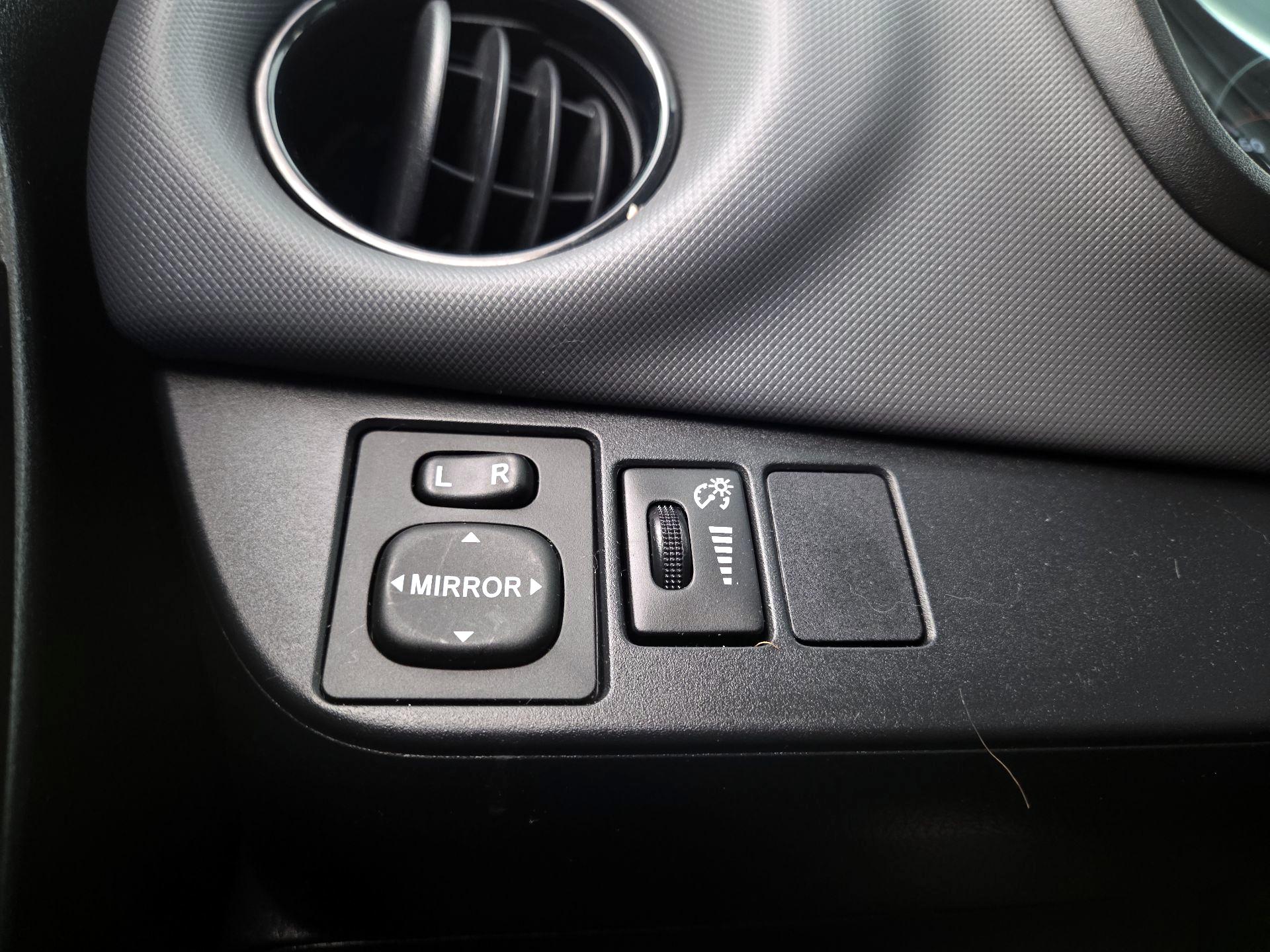Thumbnail: 2015 Toyota Yaris - 13