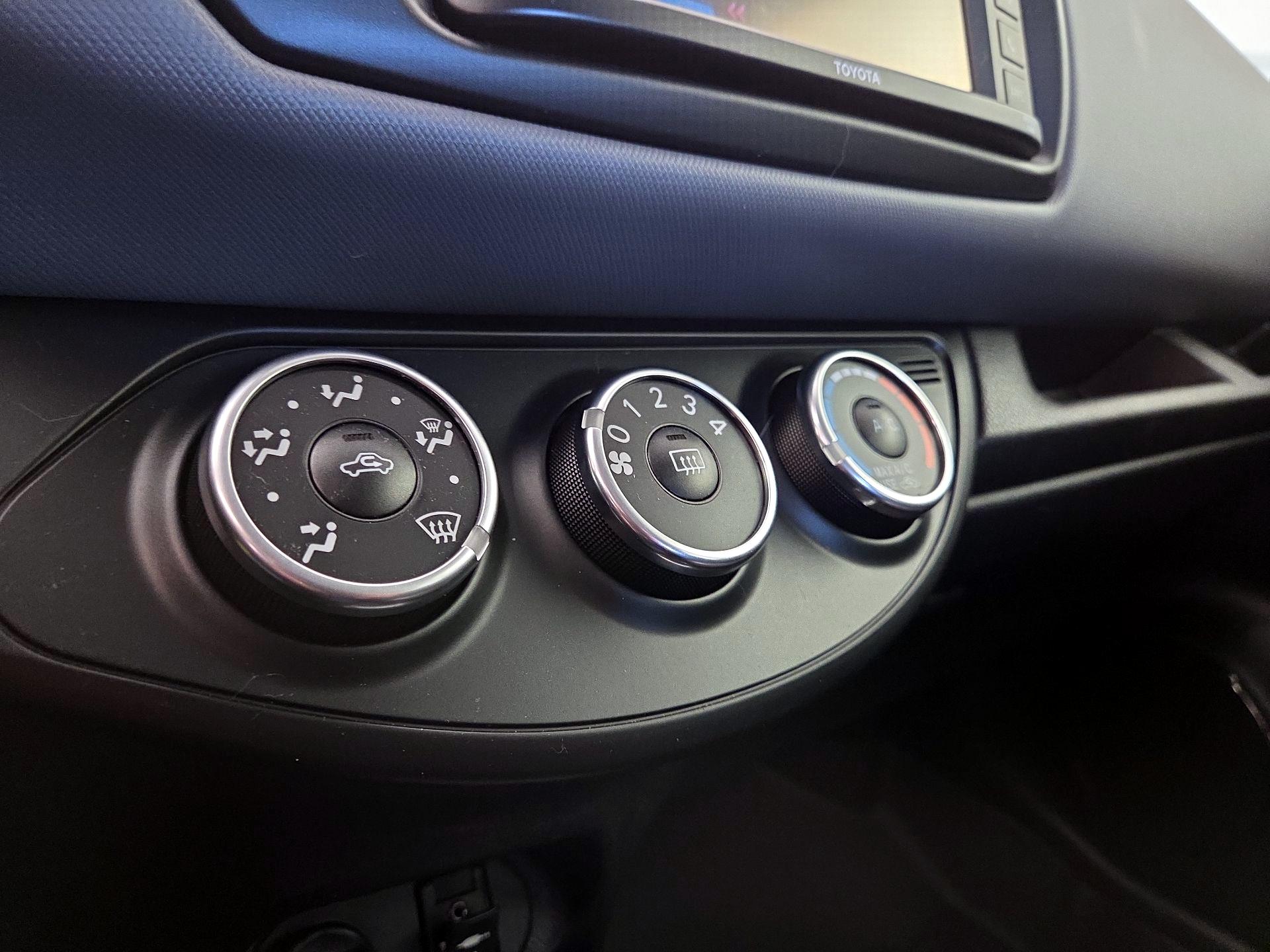 Thumbnail: 2015 Toyota Yaris - 15