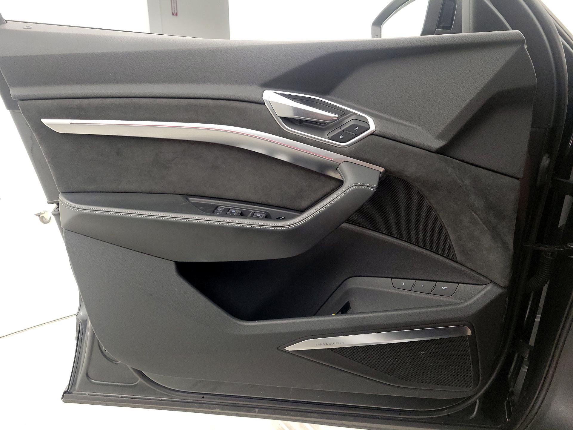 Thumbnail: 2021 Audi e-tron S - 12