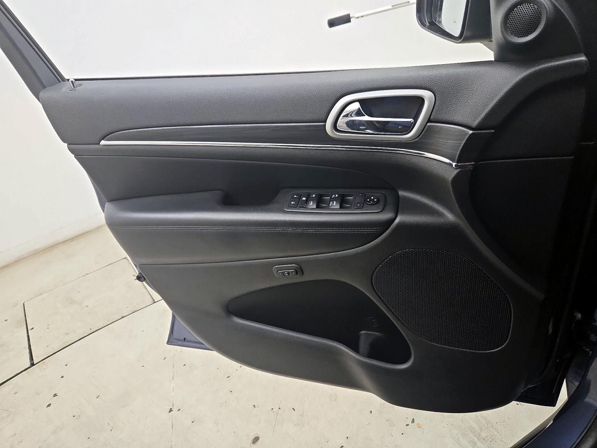 Thumbnail: 2019 Jeep Grand Cherokee - 12
