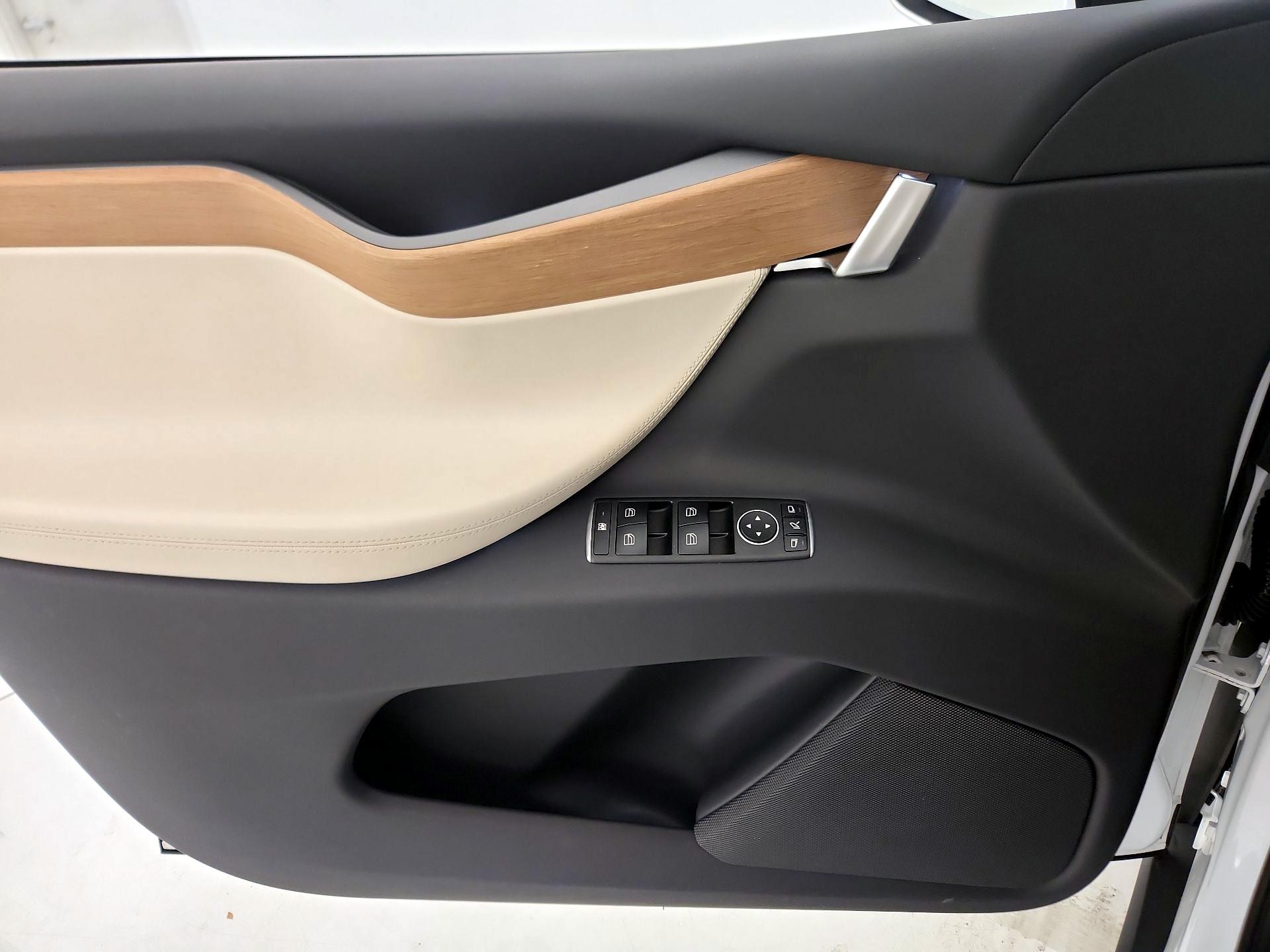 Thumbnail: 2020 Tesla Model X - 12