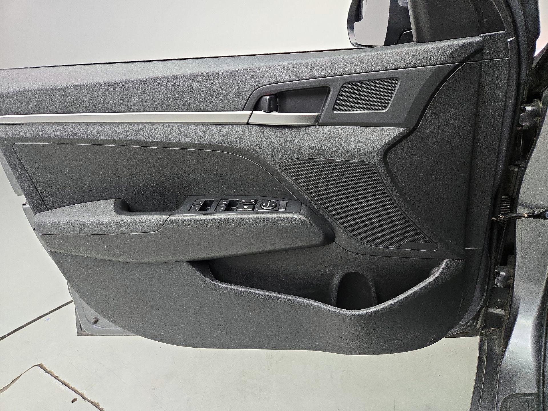 Thumbnail: 2020 Hyundai Elantra - 12
