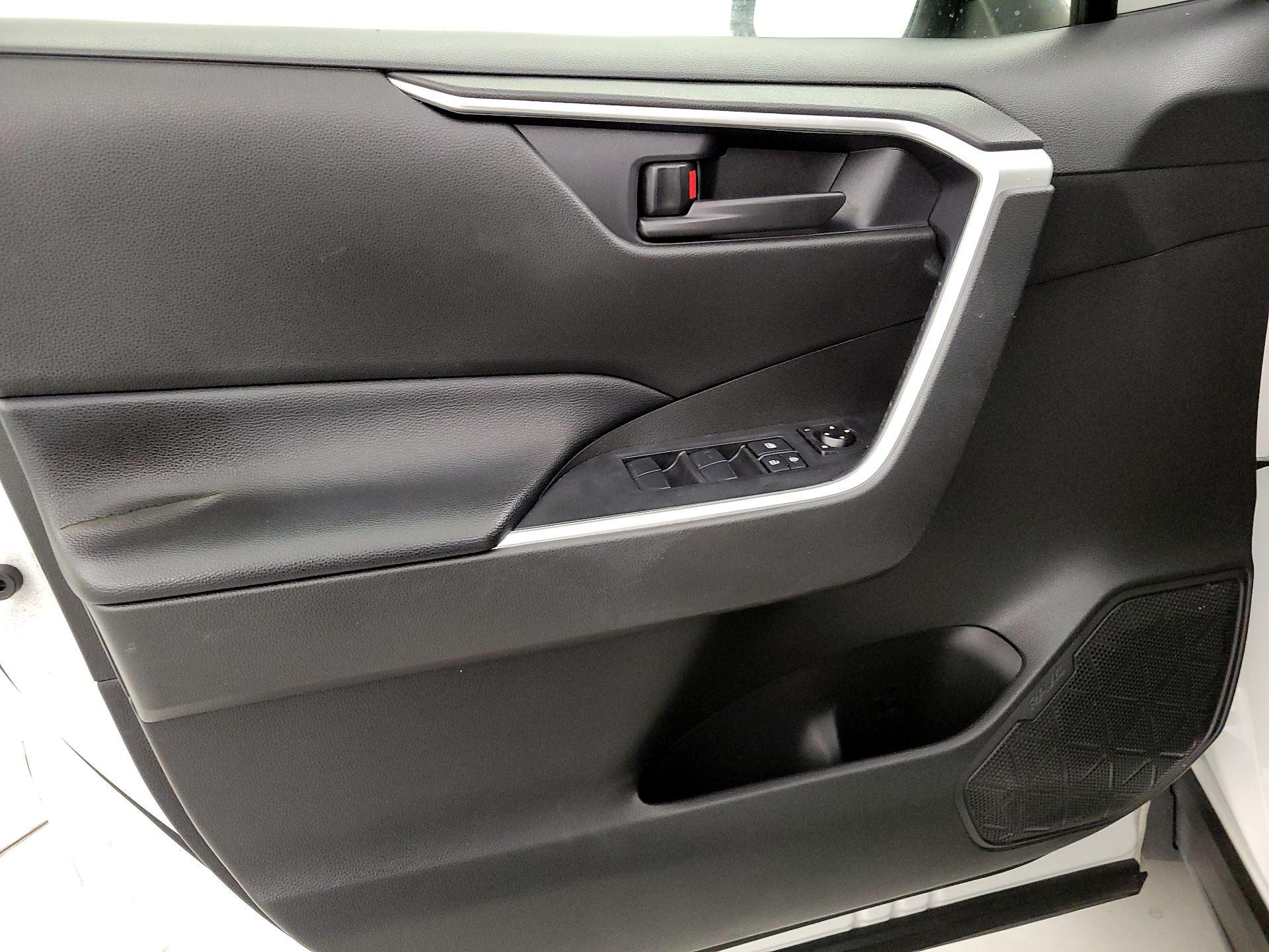 Thumbnail: 2020 Toyota RAV4 - 12