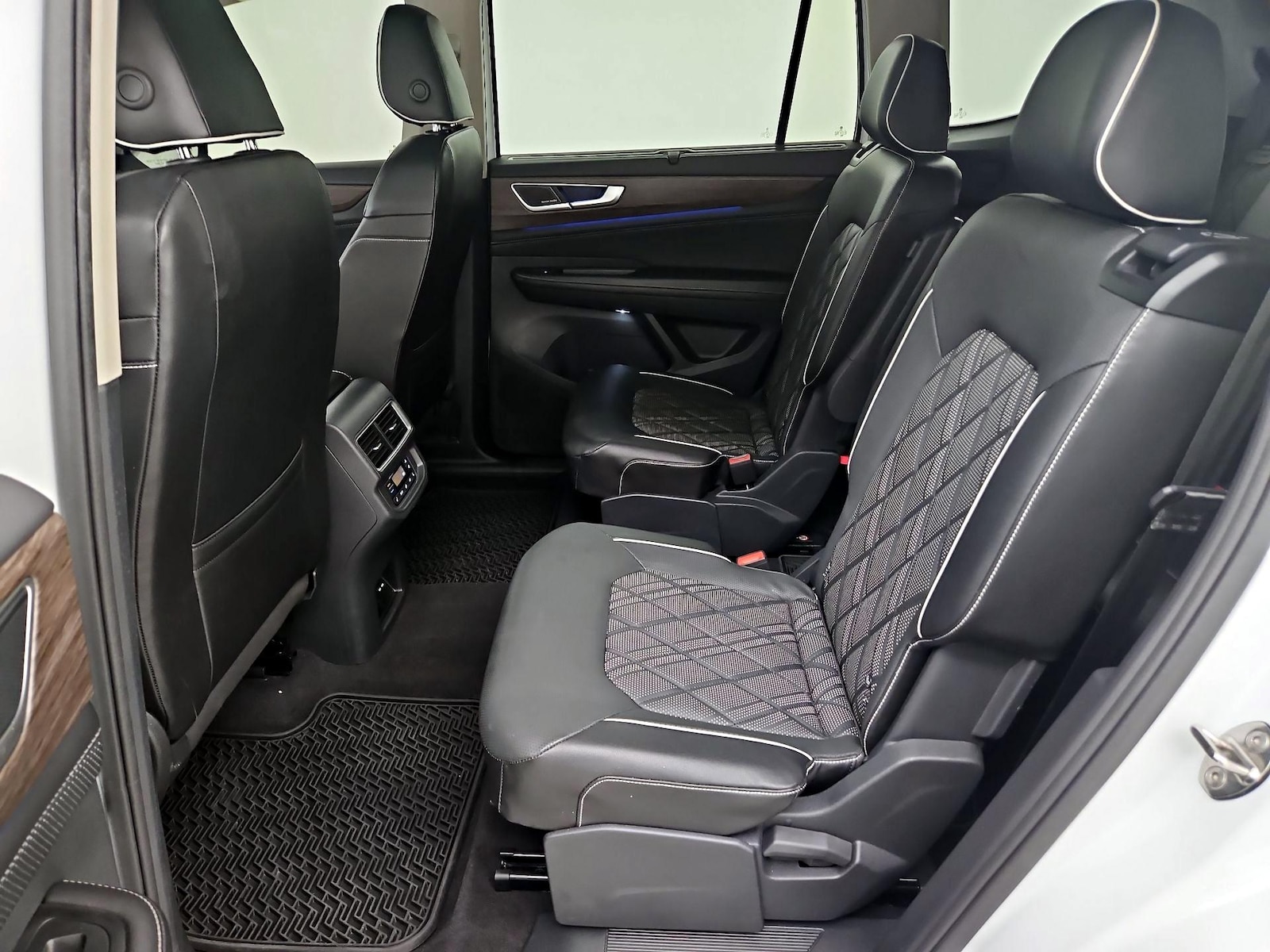 2024 Volkswagen Atlas SEL Premium R-Line - Photo 20