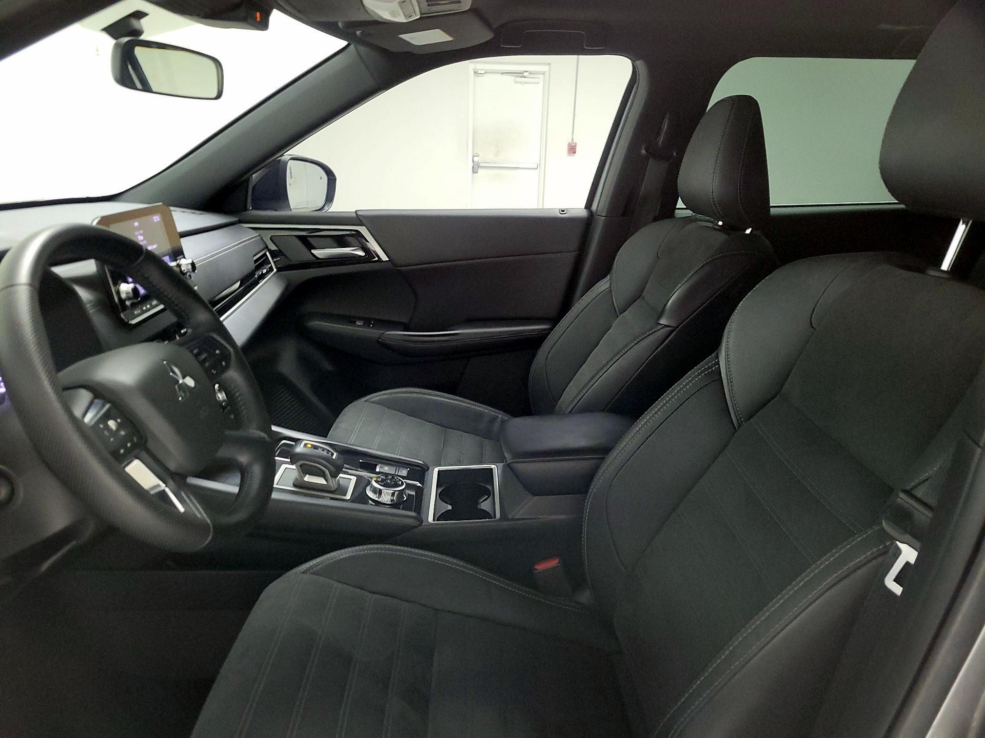 Thumbnail: 2022 Mitsubishi Outlander - 11