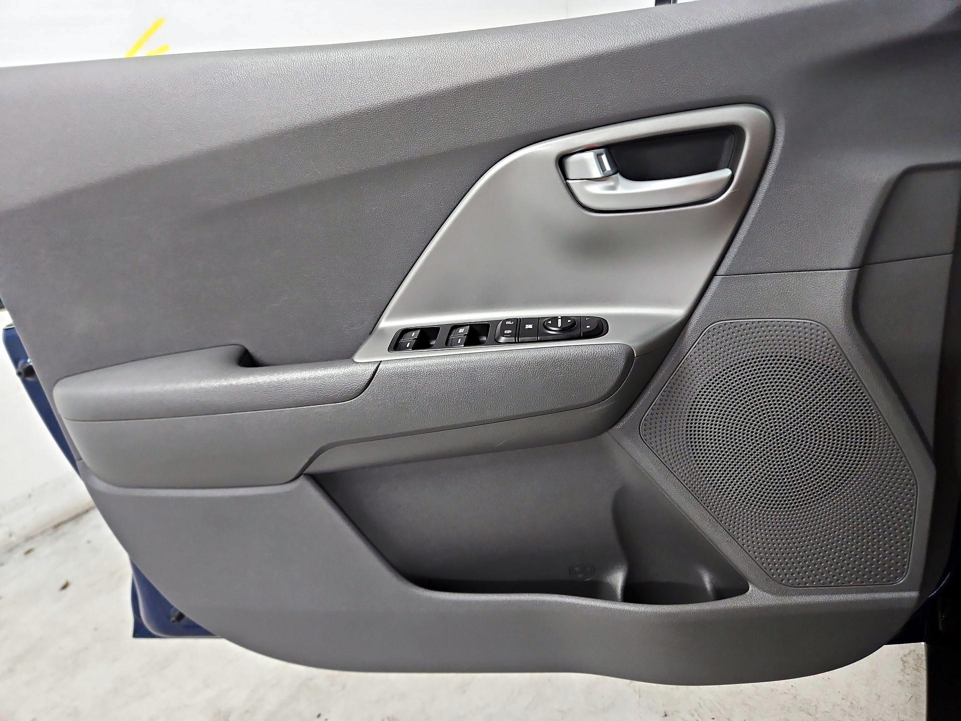 Thumbnail: 2017 Kia Niro - 12