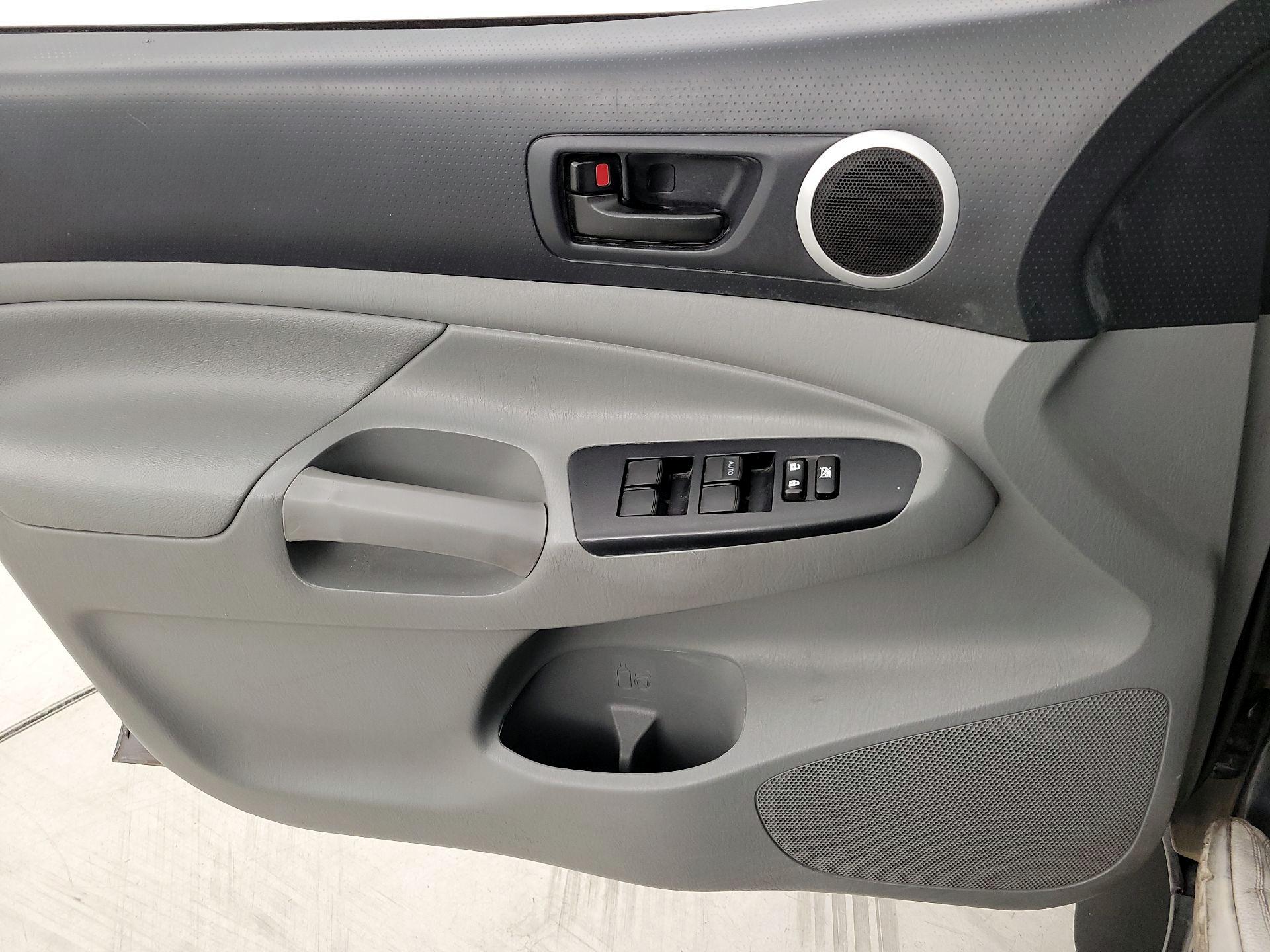 Thumbnail: 2015 Toyota Tacoma - 12