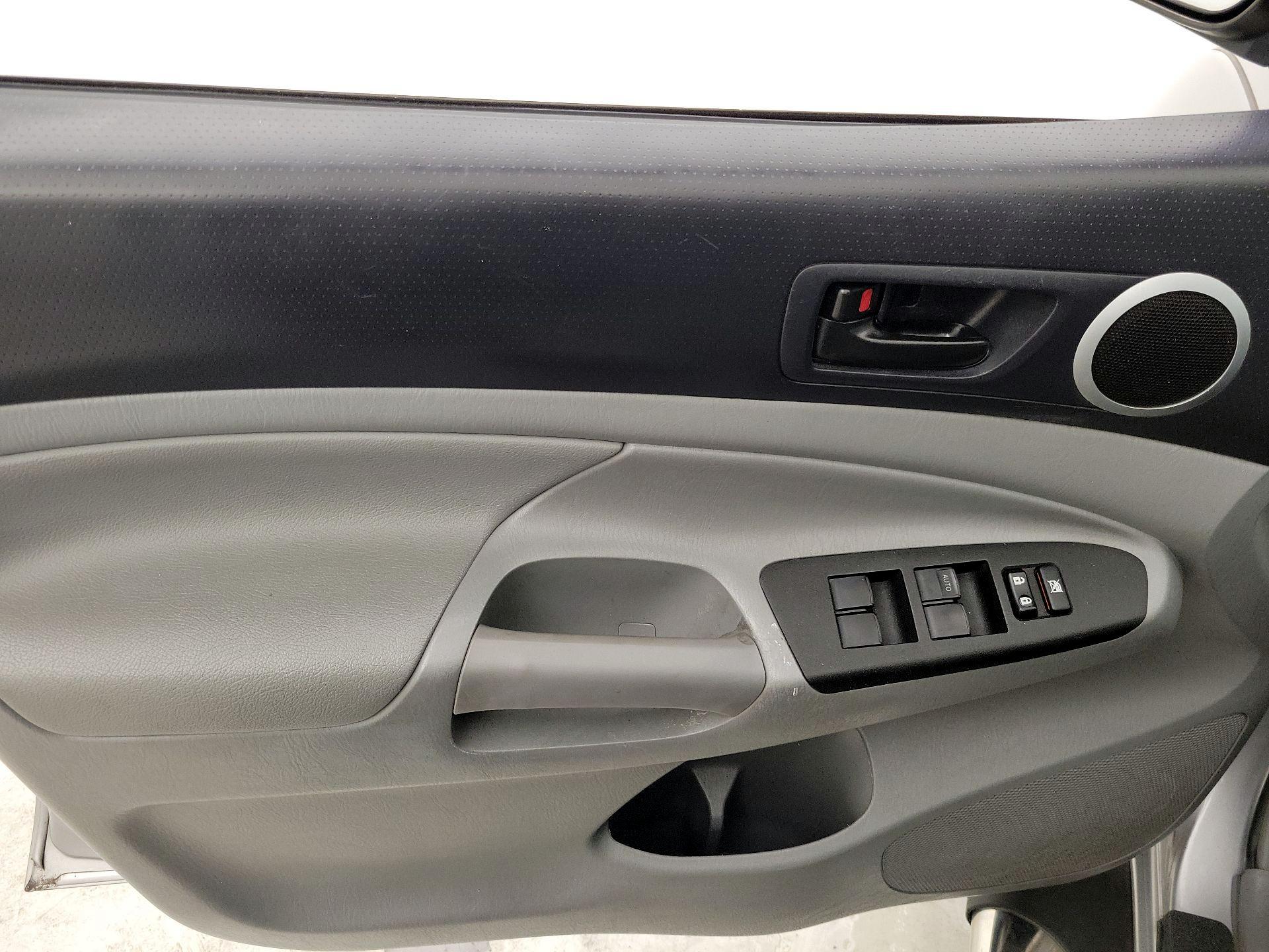 Thumbnail: 2015 Toyota Tacoma - 12