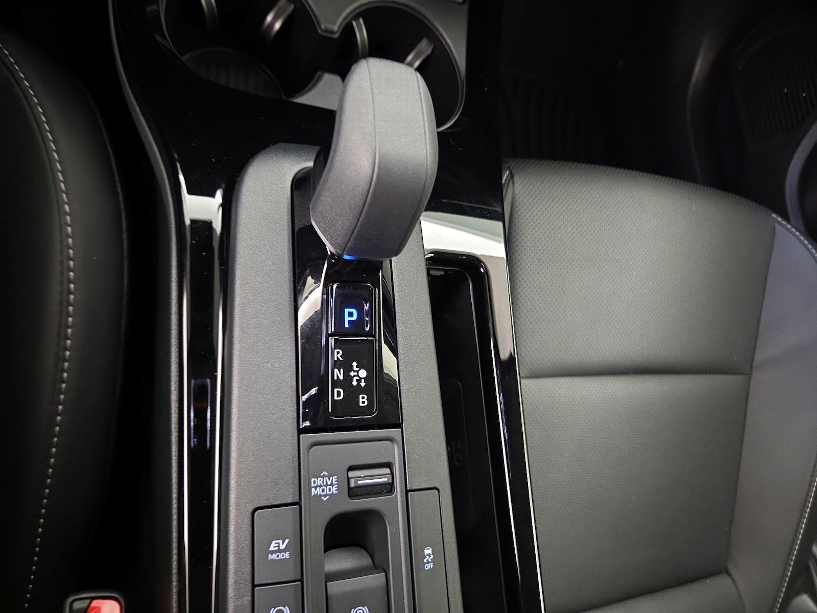 2025 Toyota Prius XLE - Photo 18