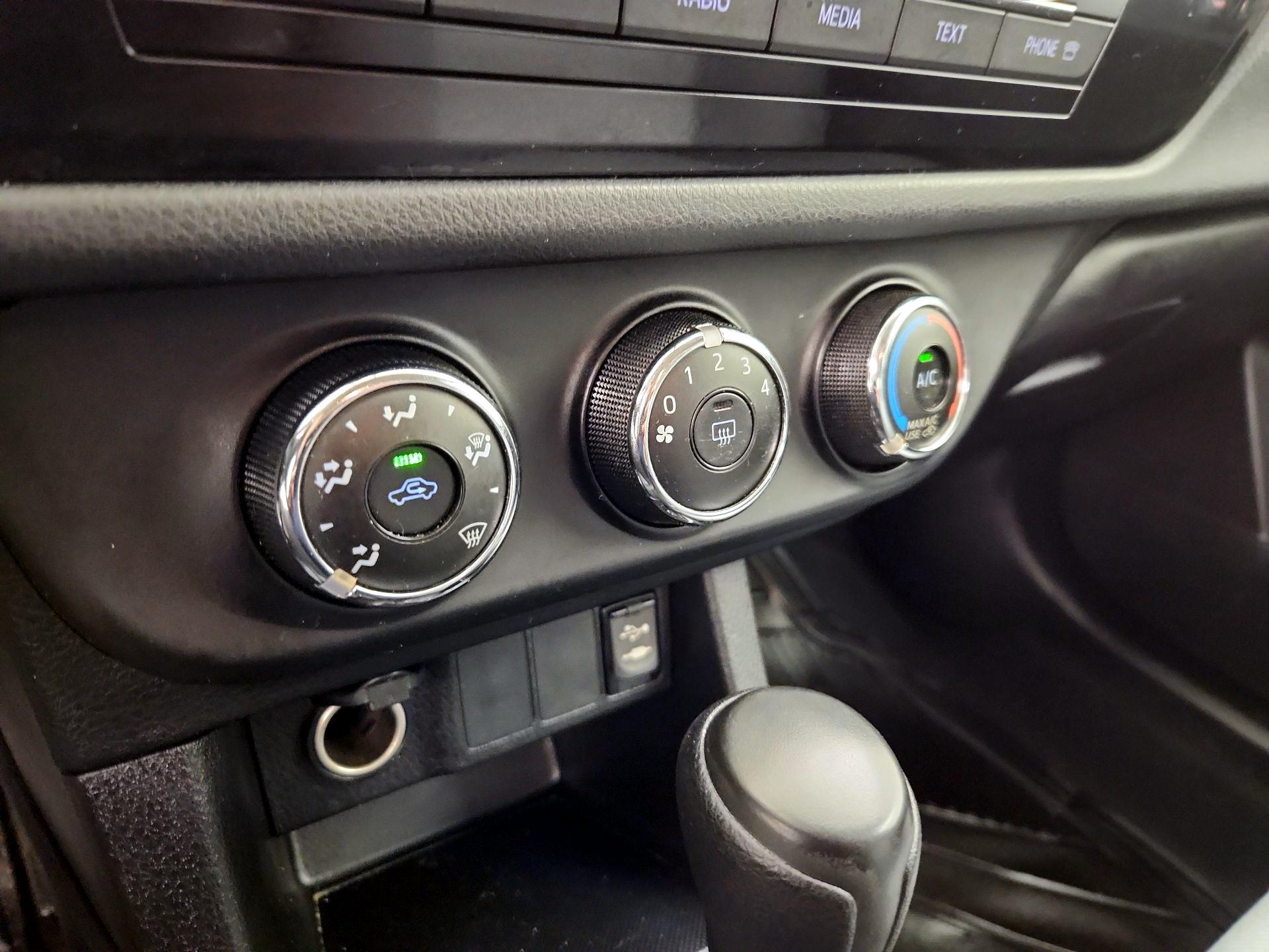 Thumbnail: 2015 Toyota Corolla - 15