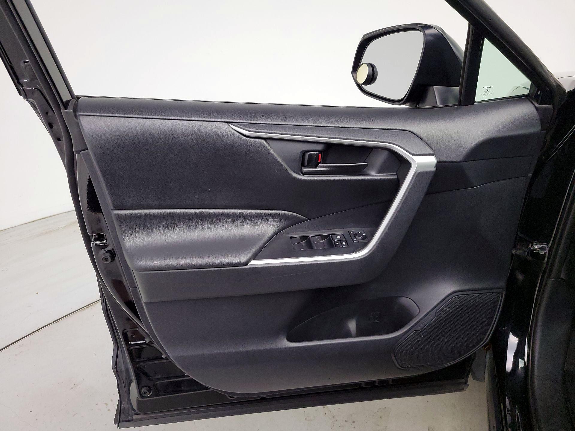 Thumbnail: 2019 Toyota RAV4 - 12