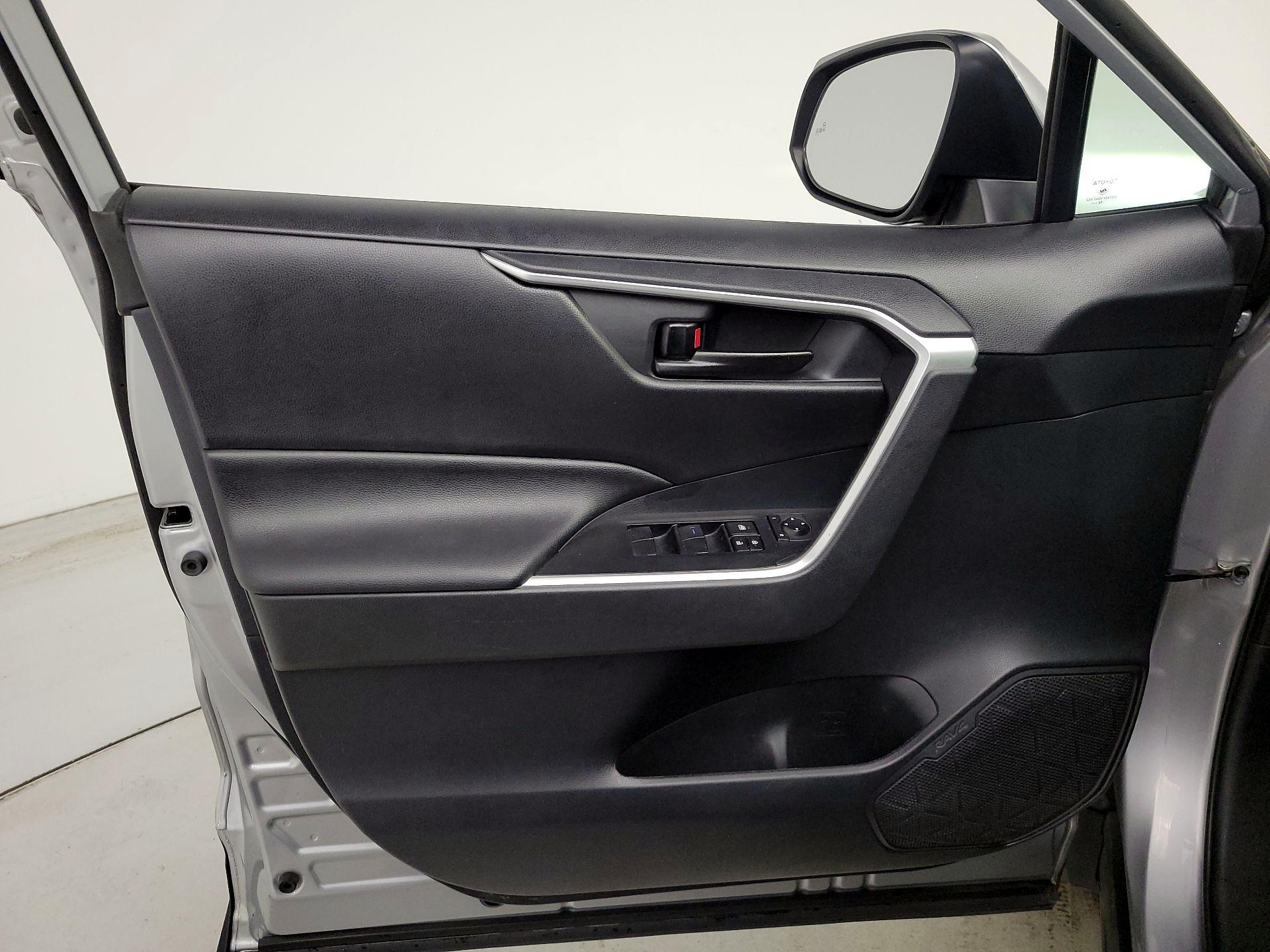 Thumbnail: 2019 Toyota RAV4 - 12