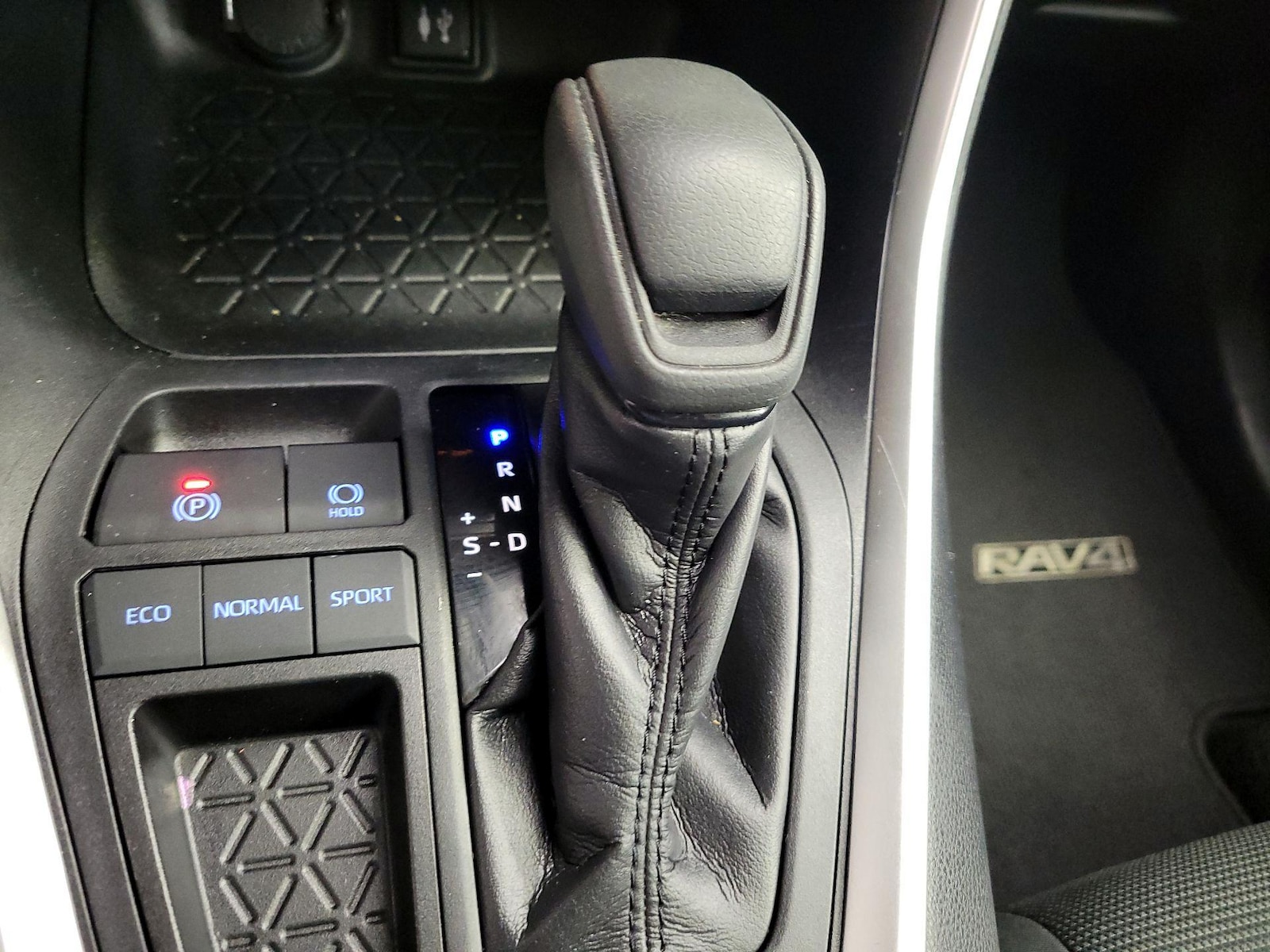 2019 Toyota RAV4 LE - Photo 18