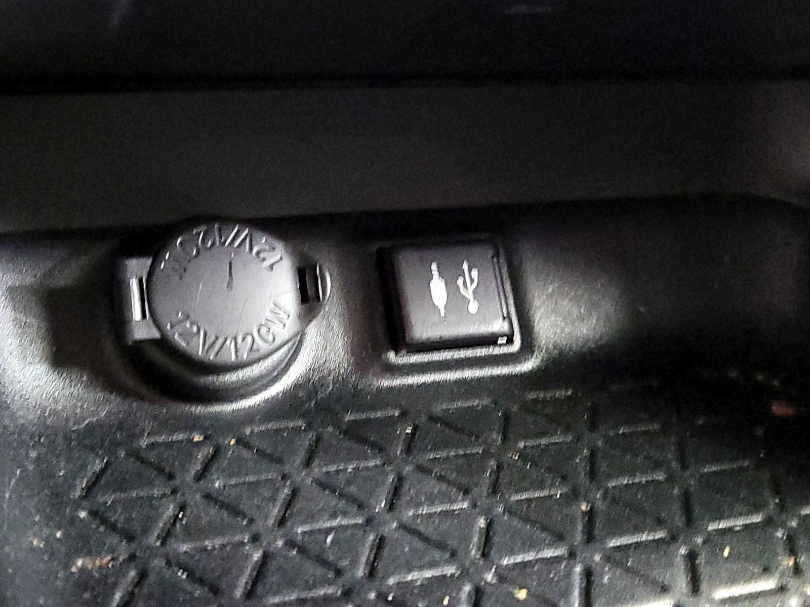 2019 Toyota RAV4 LE - Photo 19