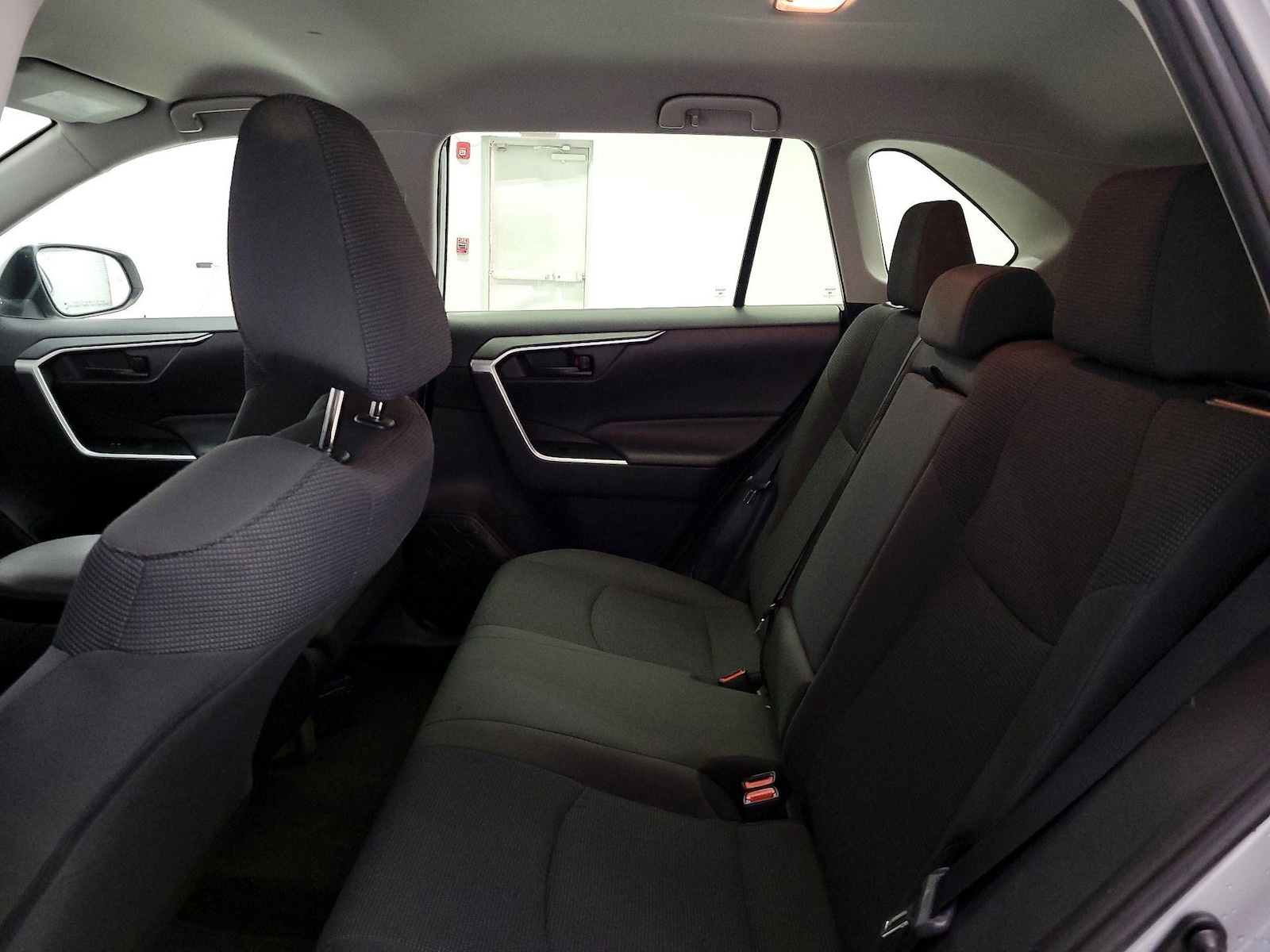 2019 Toyota RAV4 LE - Photo 20