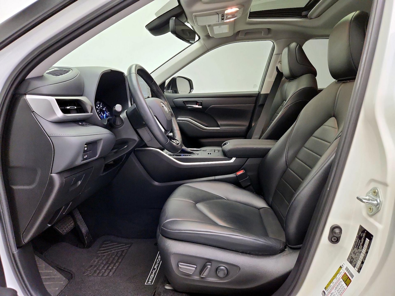 2021 Toyota Highlander XLE - Photo 12