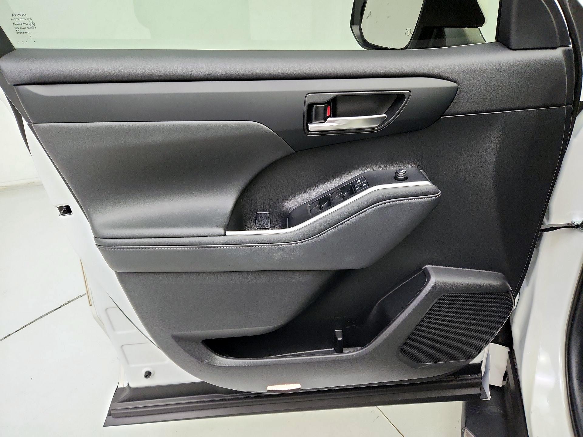 Thumbnail: 2021 Toyota Highlander - 12