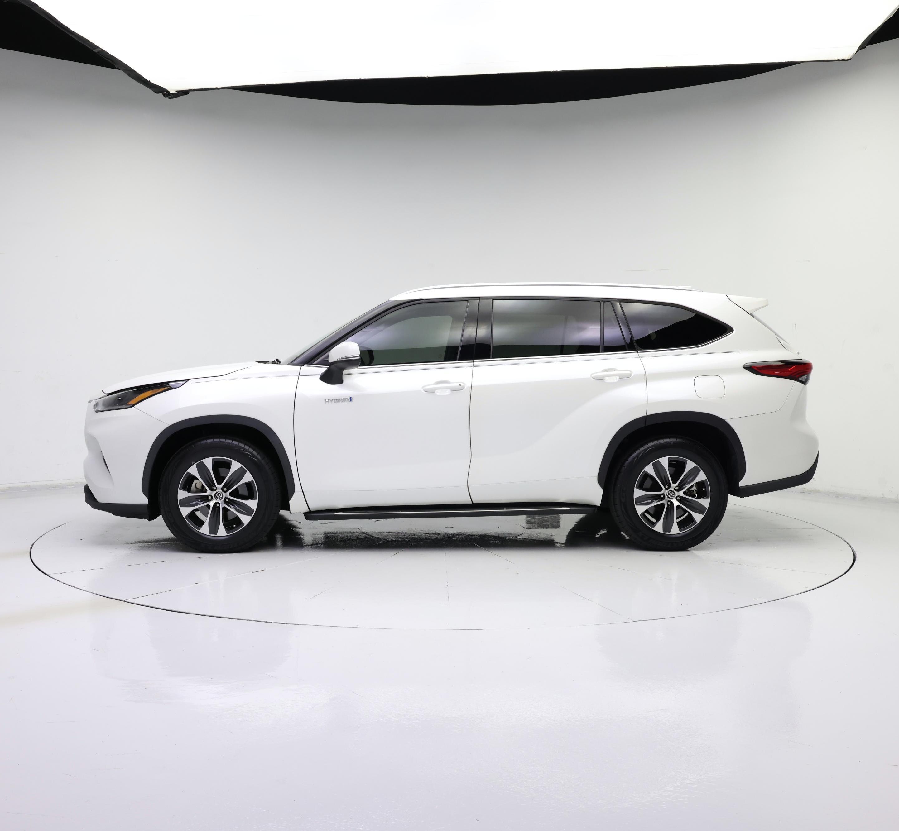 Thumbnail: 2021 Toyota Highlander - 3