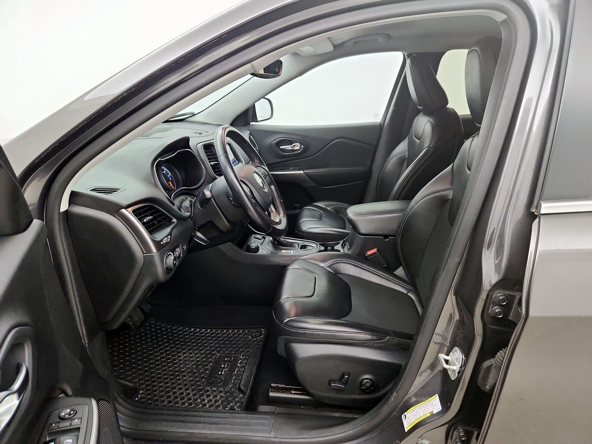 Thumbnail: 2019 Jeep Cherokee - 11