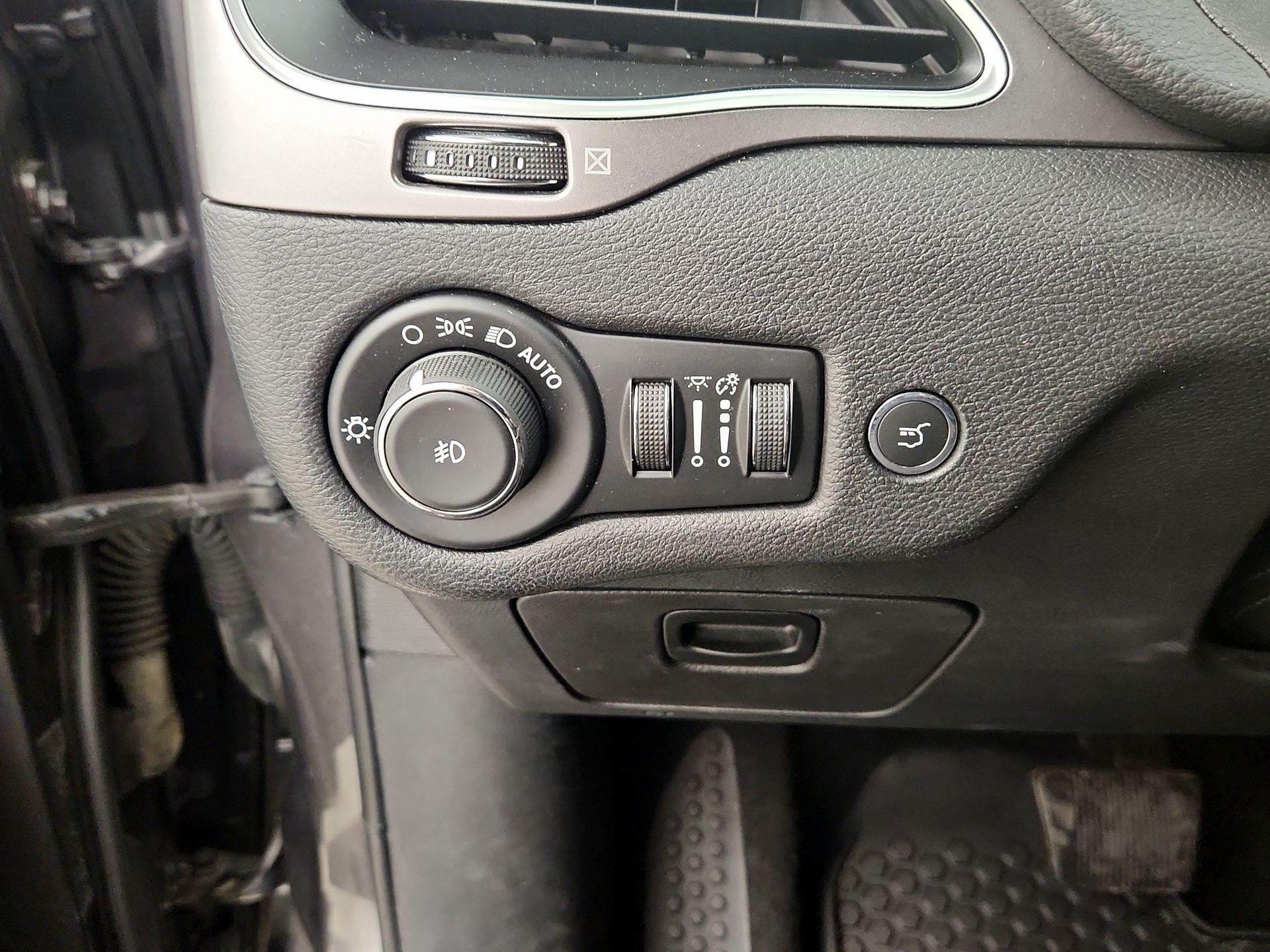 Thumbnail: 2019 Jeep Cherokee - 13