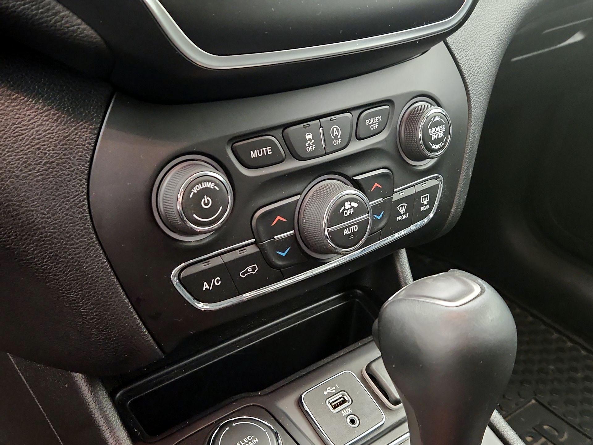 Thumbnail: 2019 Jeep Cherokee - 16