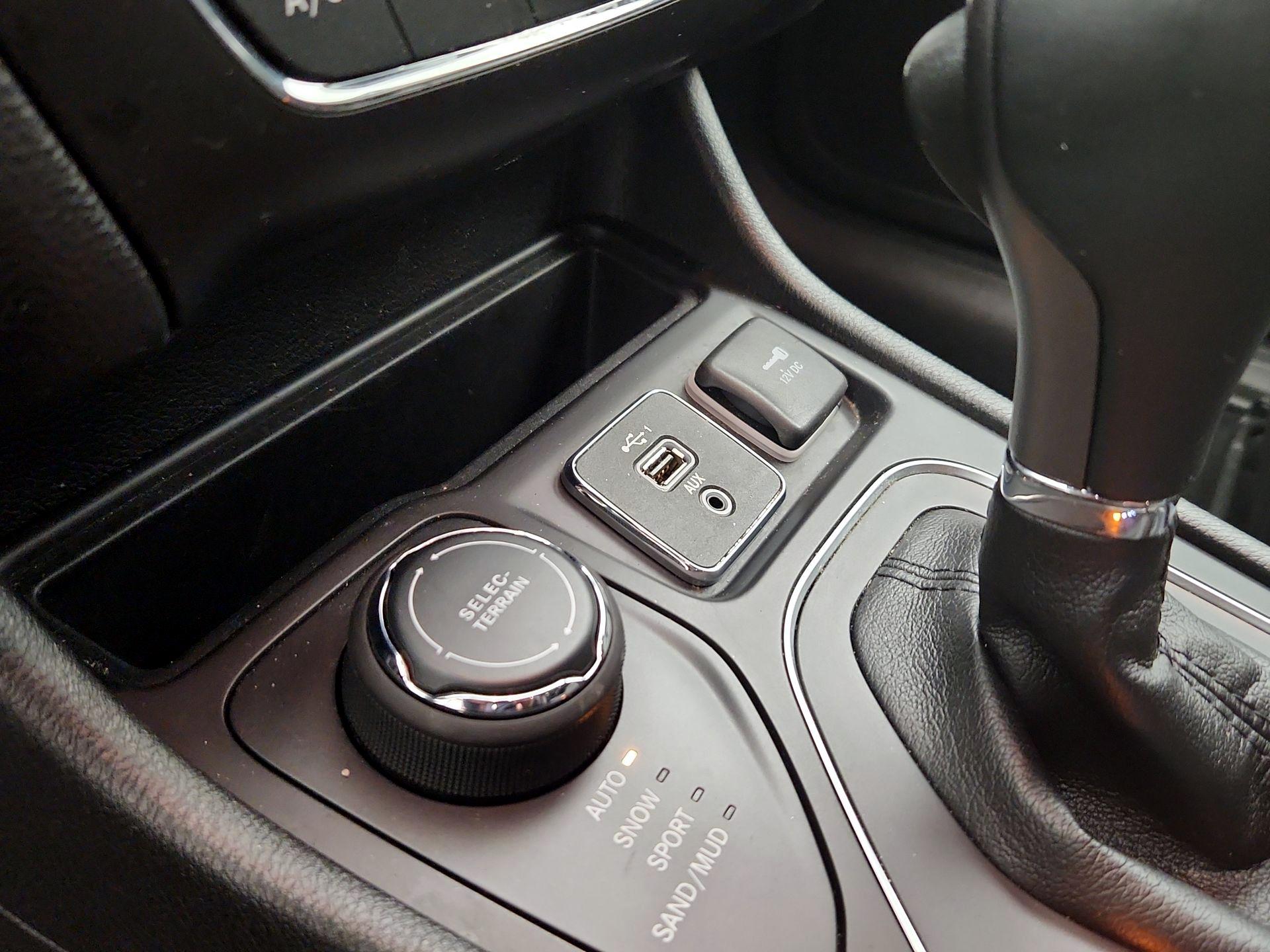 Thumbnail: 2019 Jeep Cherokee - 18