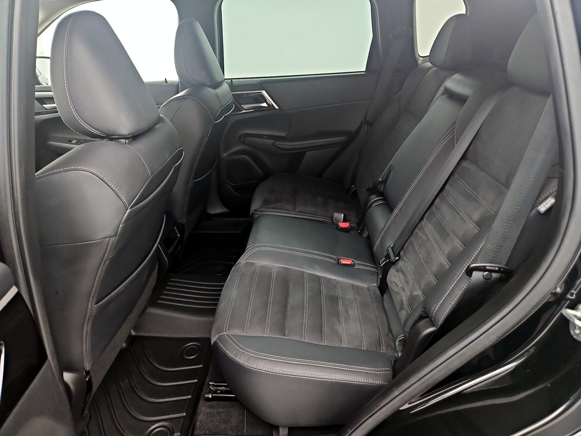 Thumbnail: 2022 Mitsubishi Outlander - 18
