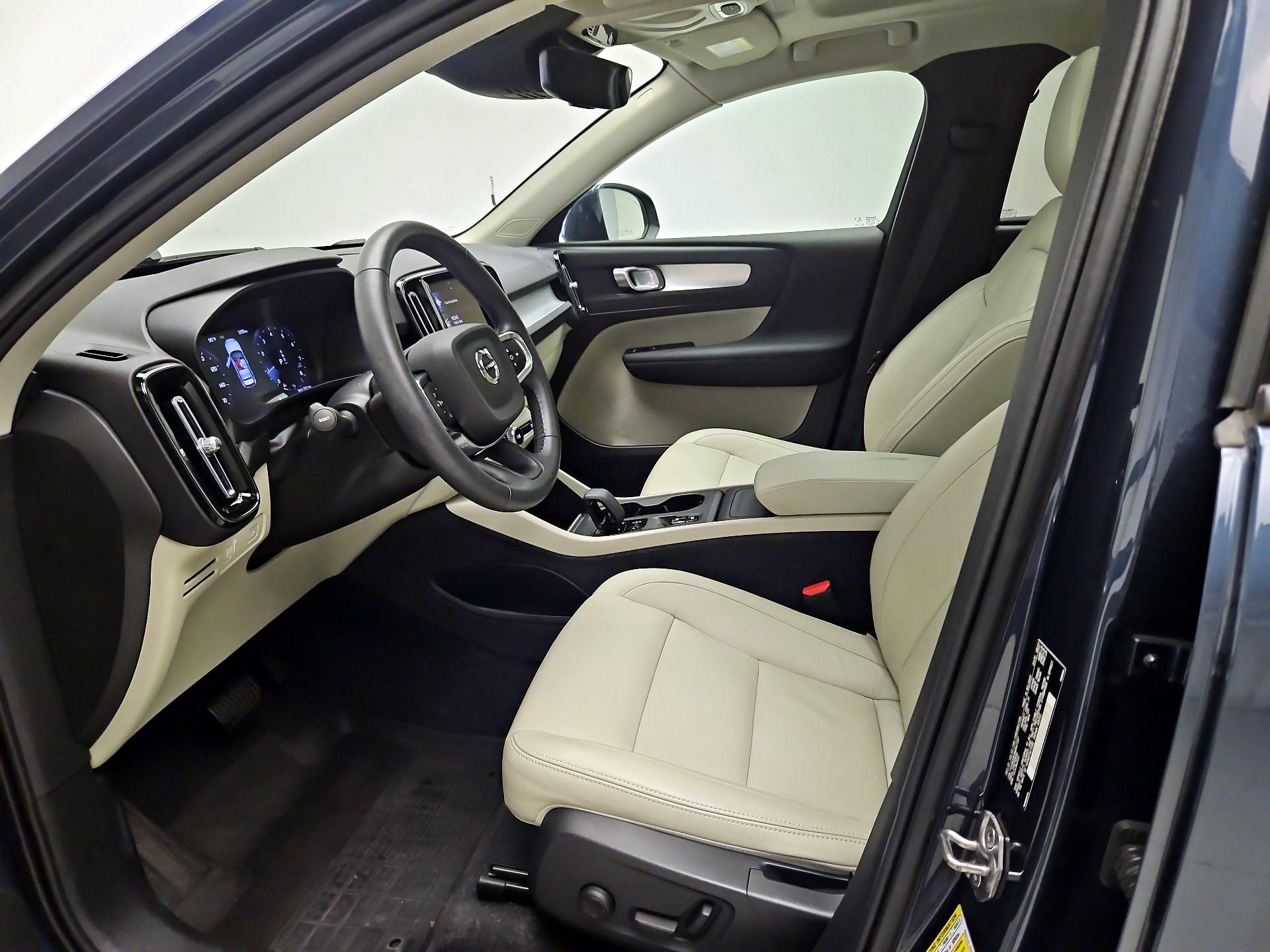 Thumbnail: 2022 Volvo XC40 - 11