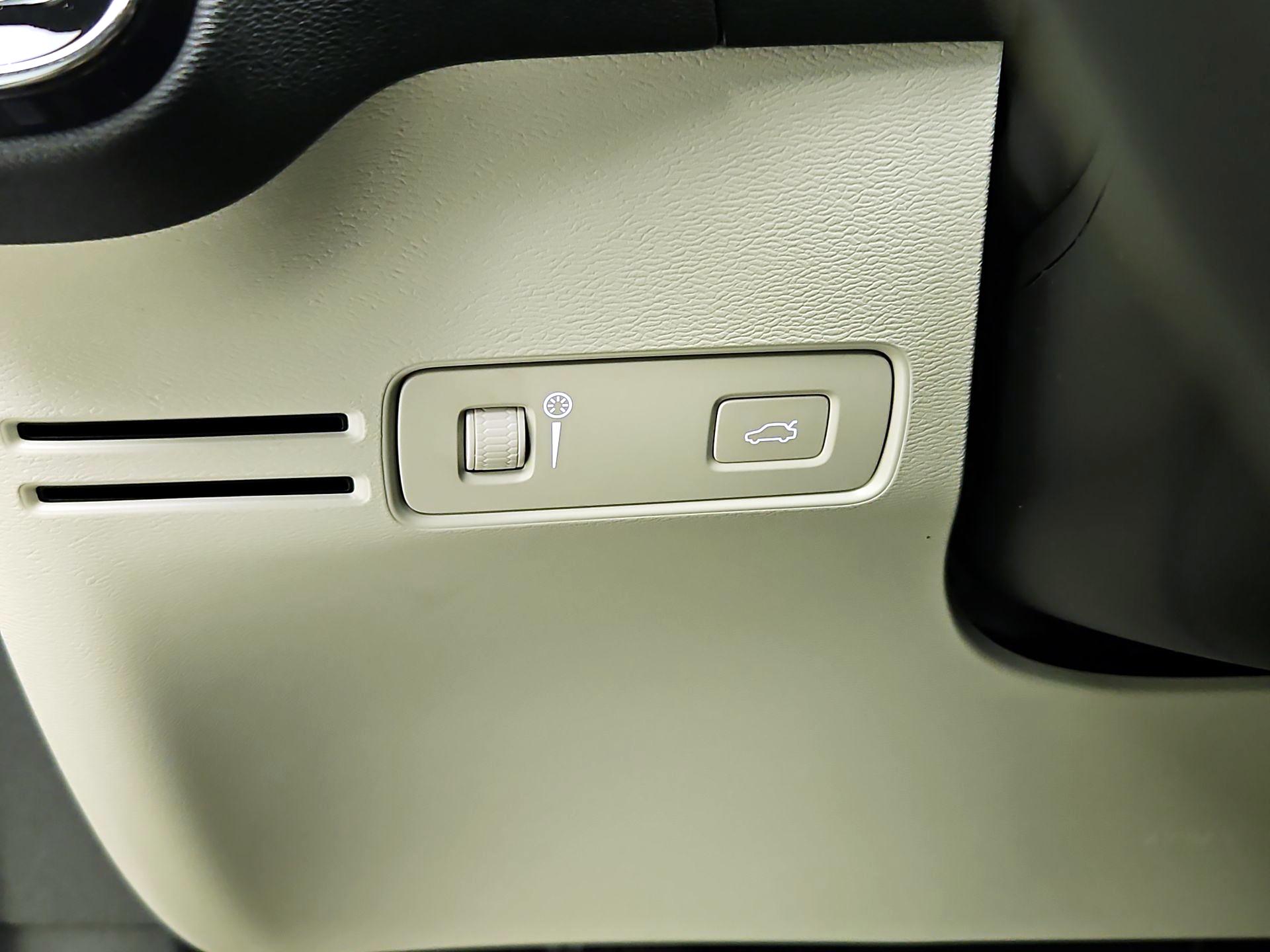 Thumbnail: 2022 Volvo XC40 - 13