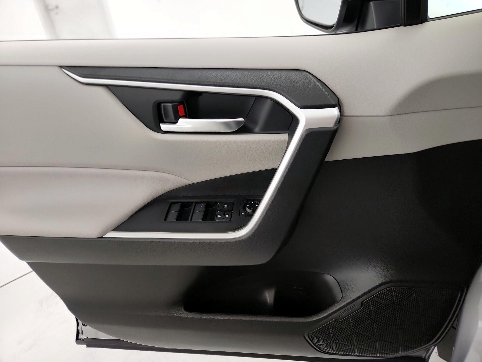 Thumbnail: 2021 Toyota RAV4 - 12