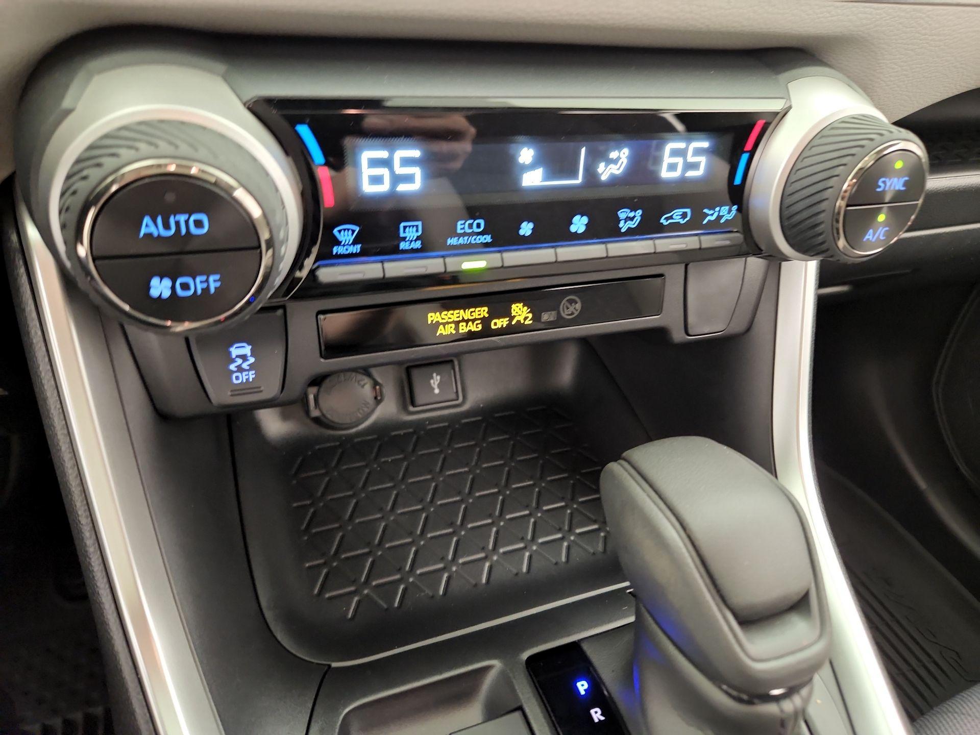 Thumbnail: 2021 Toyota RAV4 - 17
