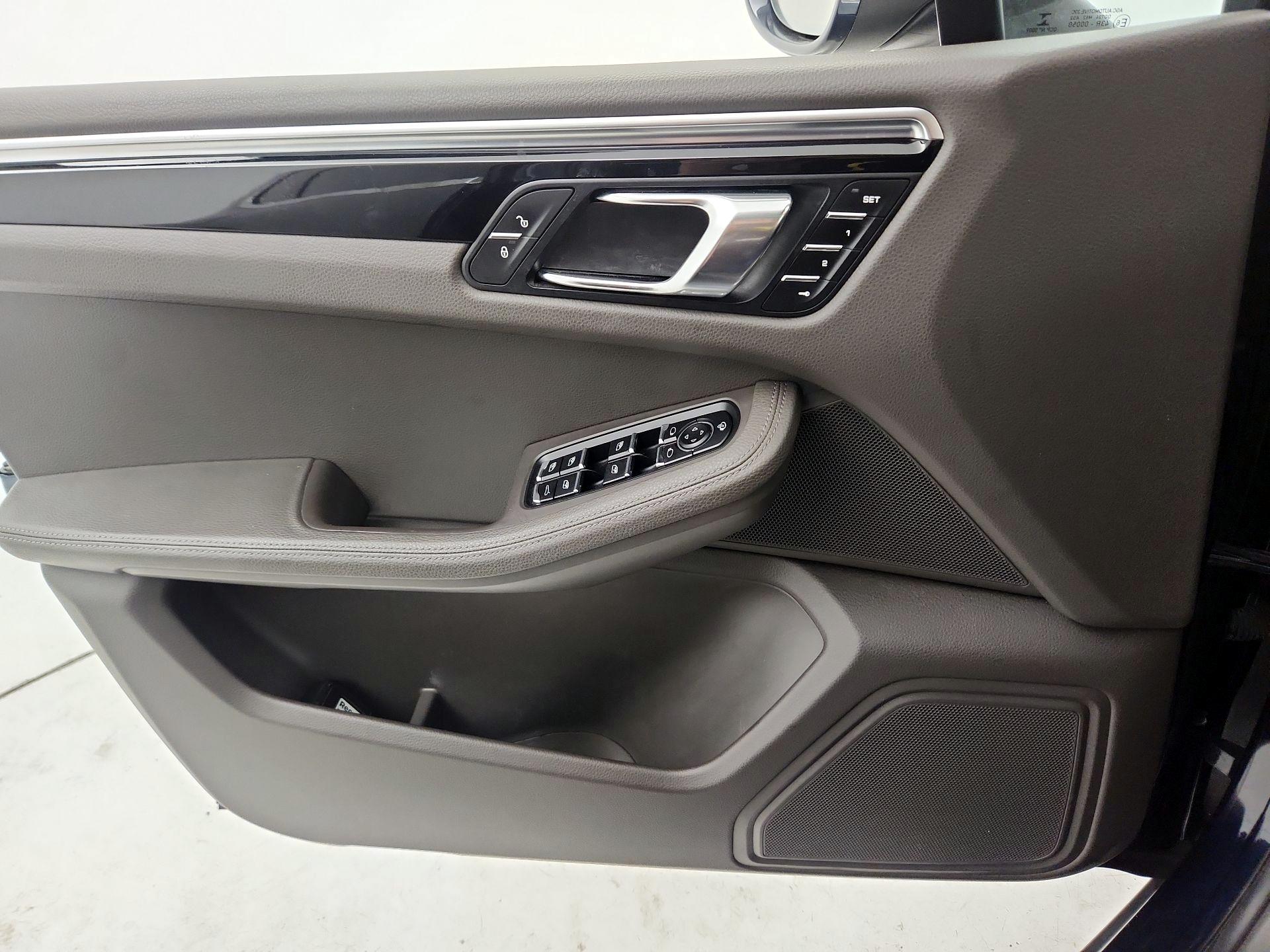 Thumbnail: 2016 Porsche Macan - 12