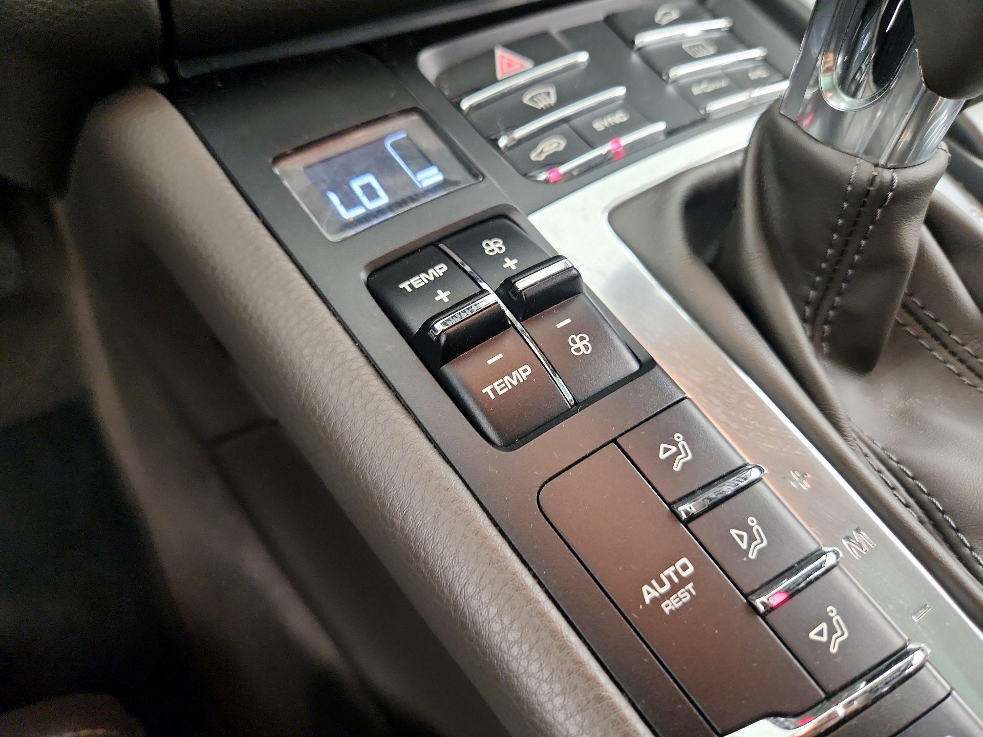 Thumbnail: 2016 Porsche Macan - 16
