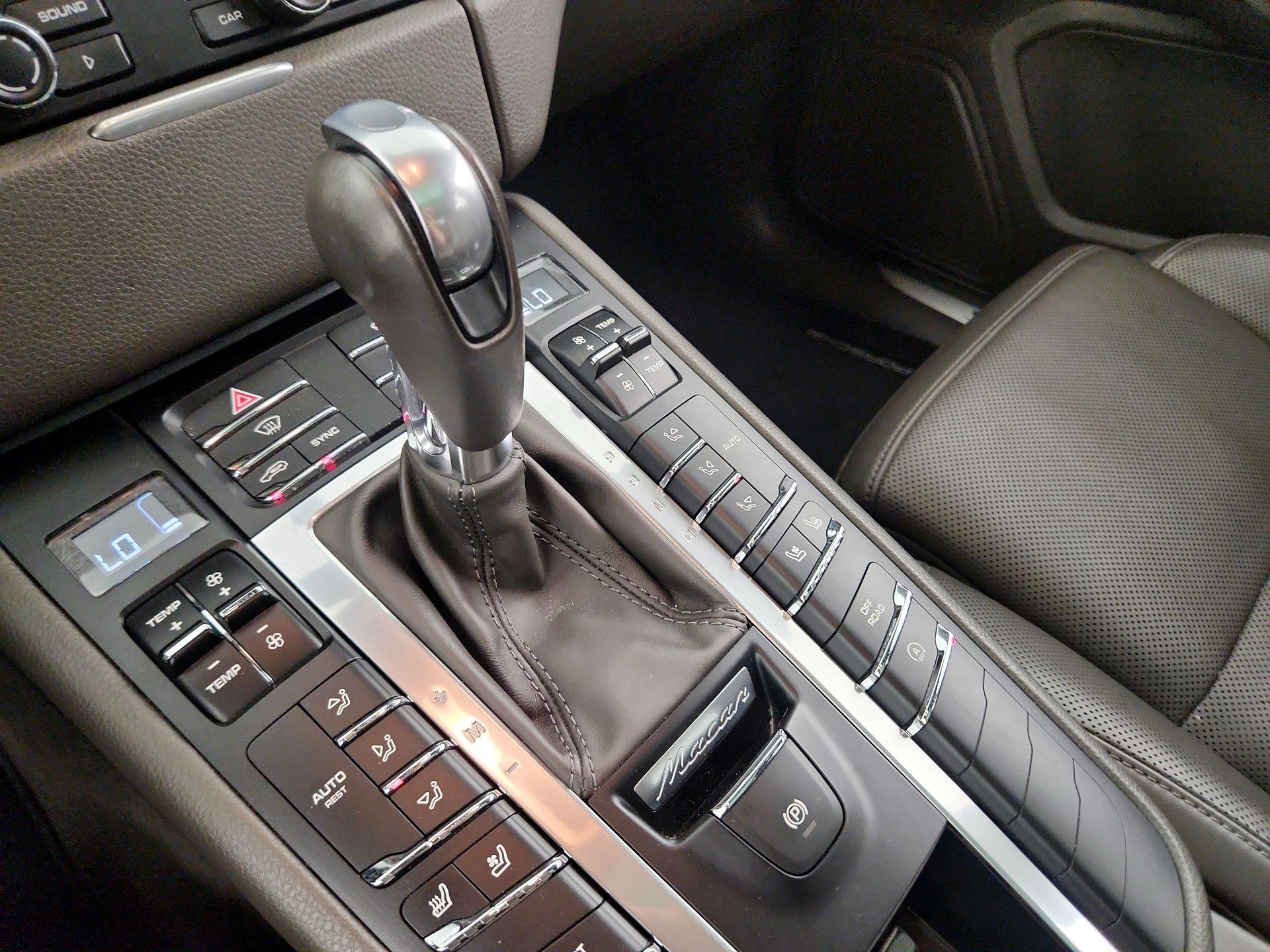 Thumbnail: 2016 Porsche Macan - 17