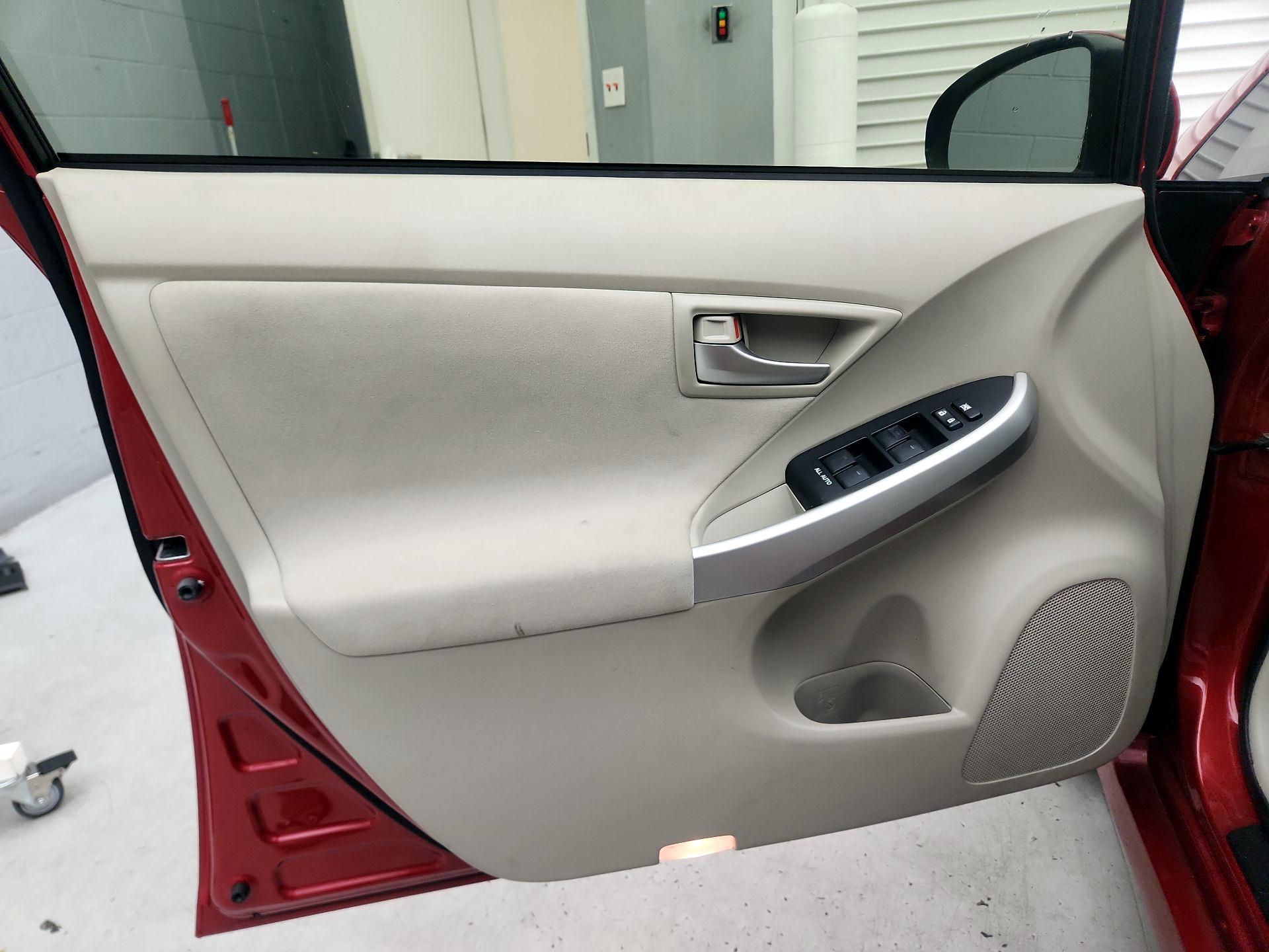 Thumbnail: 2015 Toyota Prius - 12